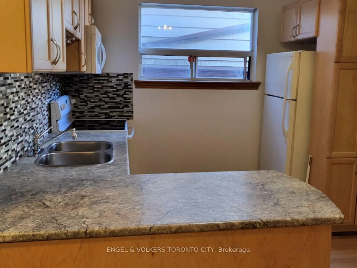 Photo 3 of Unit Main & Bsmt, 10 Bloomfield Avenue, Toronto, South Riverdale — HOMEH