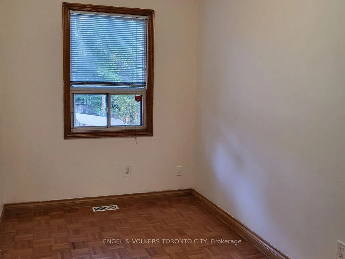 Photo 10 of Unit Main & Bsmt, 10 Bloomfield Avenue, Toronto, South Riverdale — HOMEH