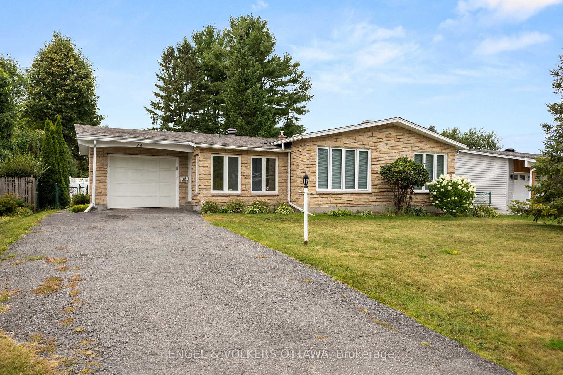 Photo 2 of 28 Parker Avenue, Ottawa, Meadowlands/Crestview — HOMEH