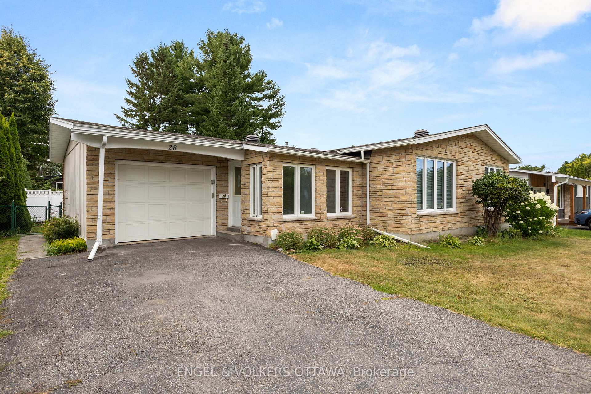Photo 3 of 28 Parker Avenue, Ottawa, Meadowlands/Crestview — HOMEH