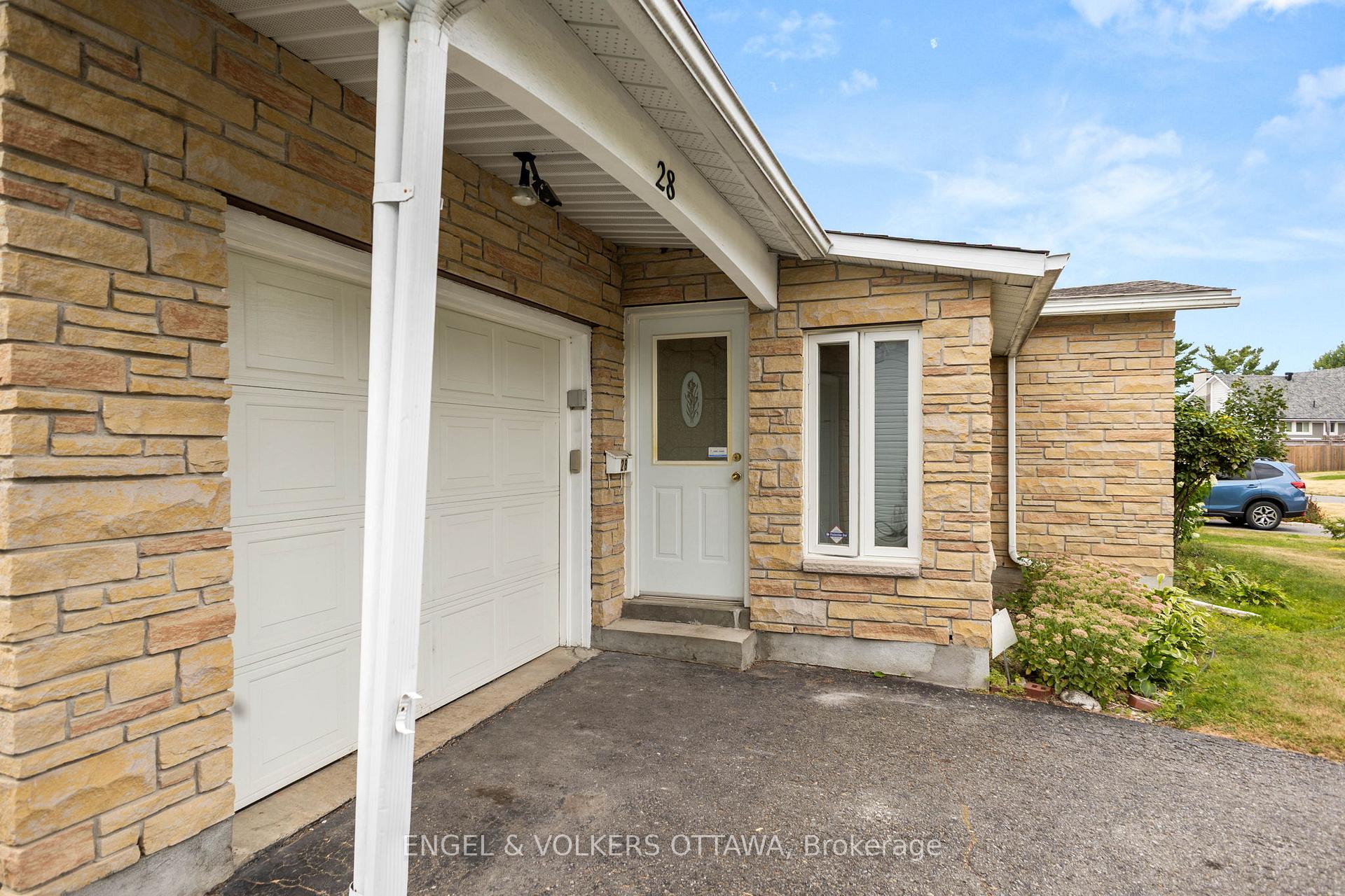 Photo 4 of 28 Parker Avenue, Ottawa, Meadowlands/Crestview — HOMEH