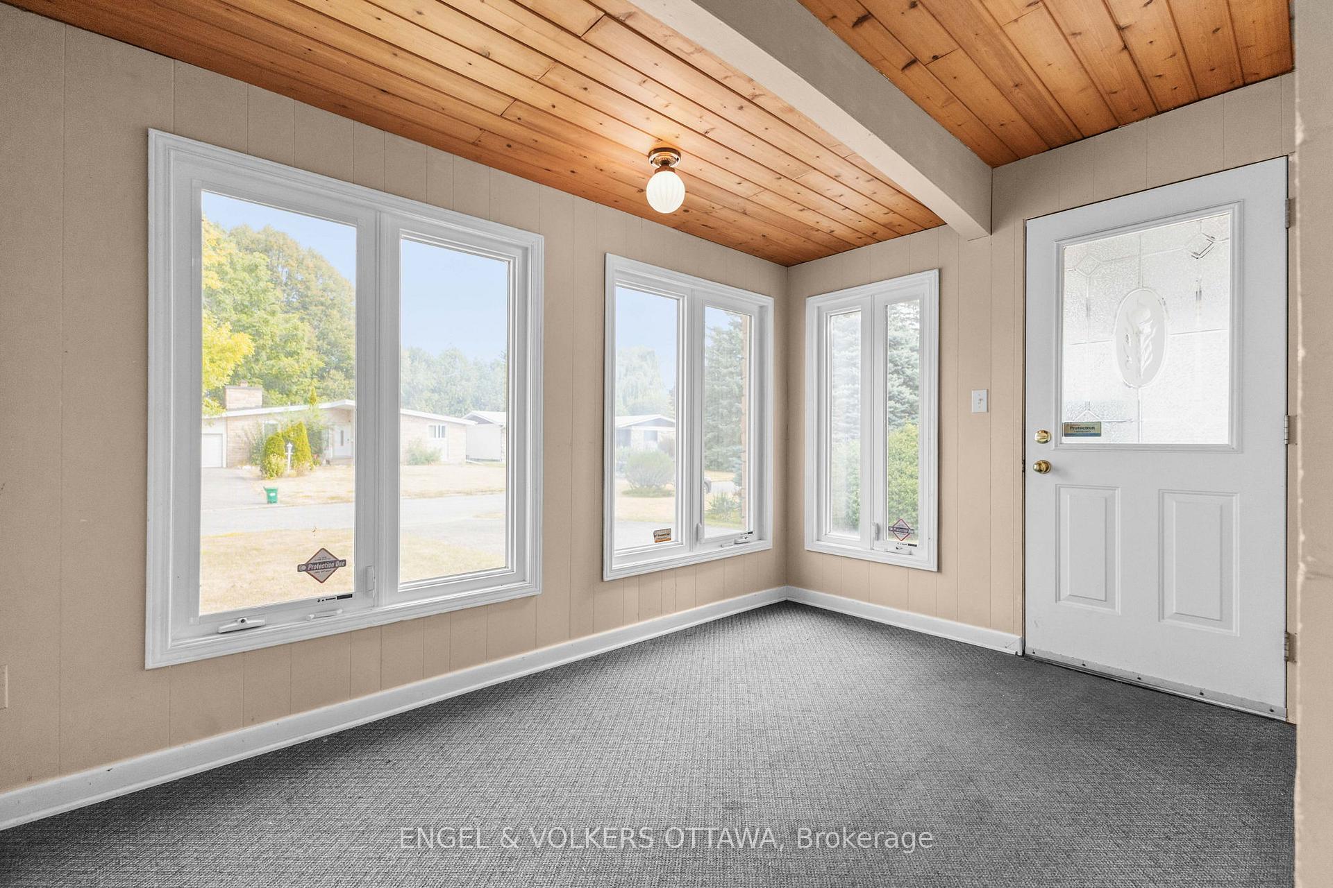 Photo 5 of 28 Parker Avenue, Ottawa, Meadowlands/Crestview — HOMEH