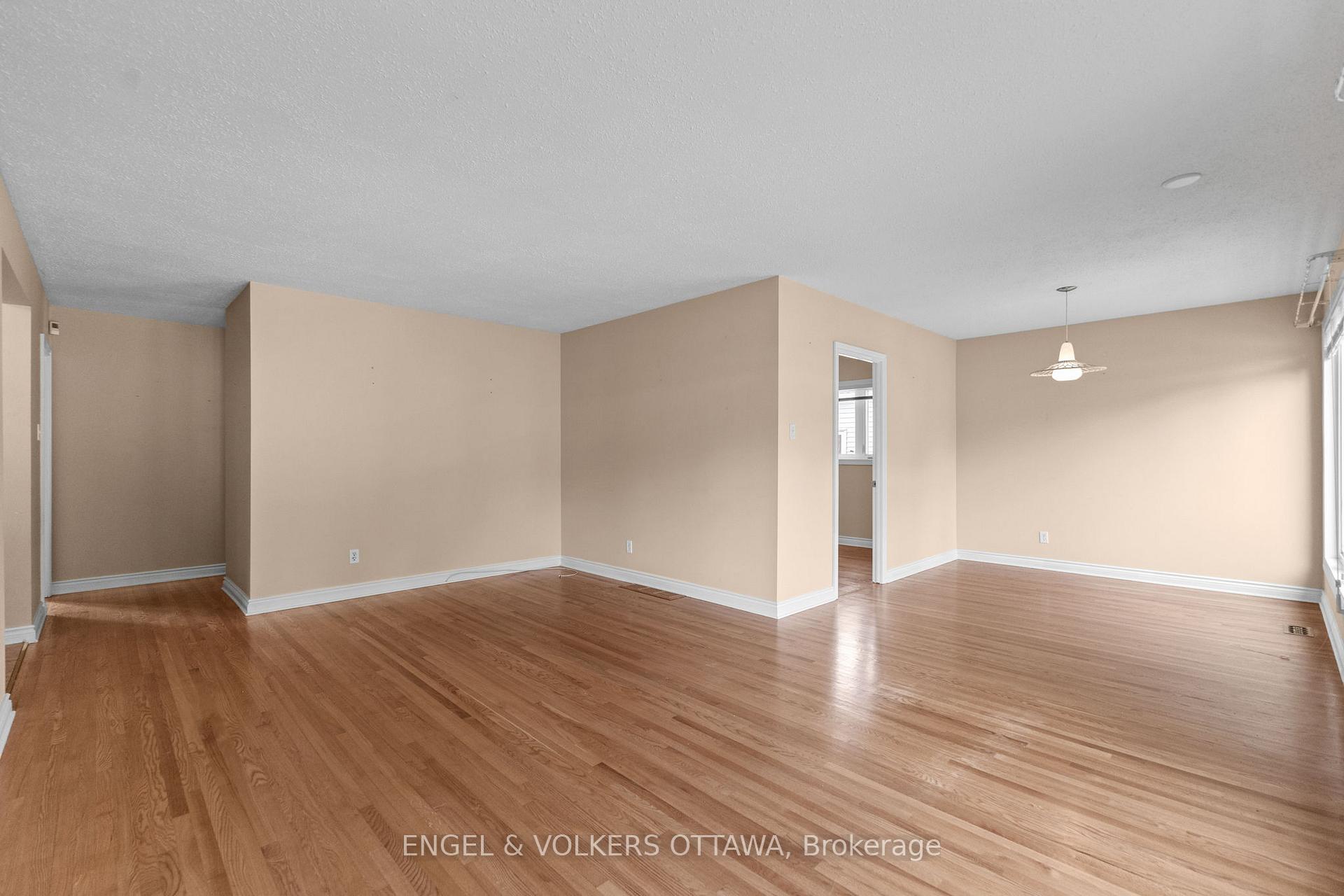 Photo 7 of 28 Parker Avenue, Ottawa, Meadowlands/Crestview — HOMEH