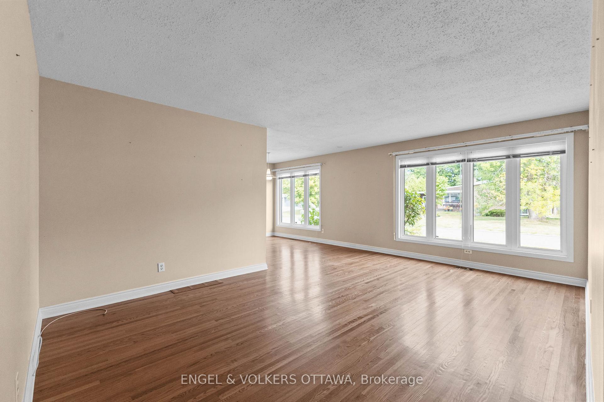 Photo 9 of 28 Parker Avenue, Ottawa, Meadowlands/Crestview — HOMEH