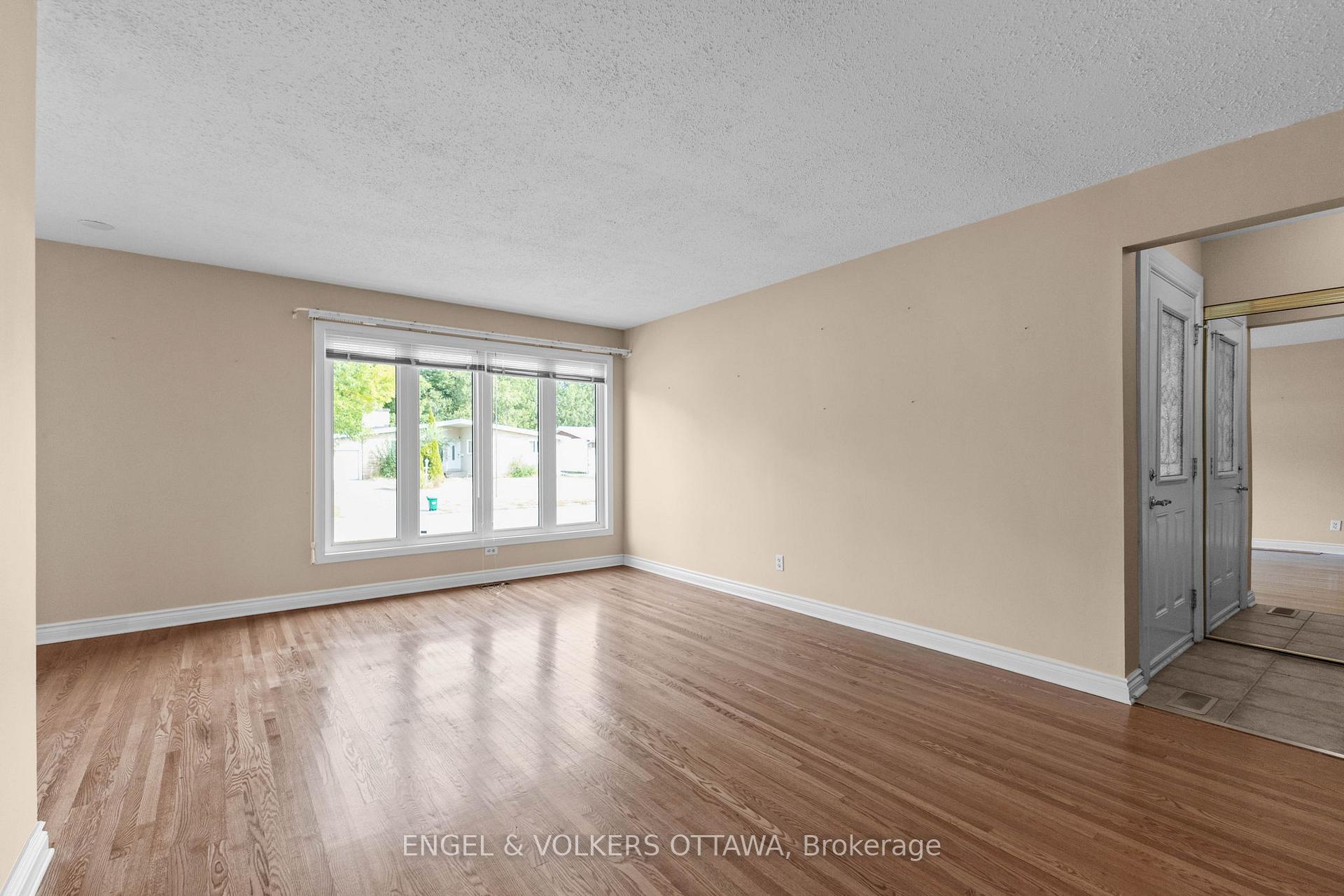 Photo 12 of 28 Parker Avenue, Ottawa, Meadowlands/Crestview — HOMEH