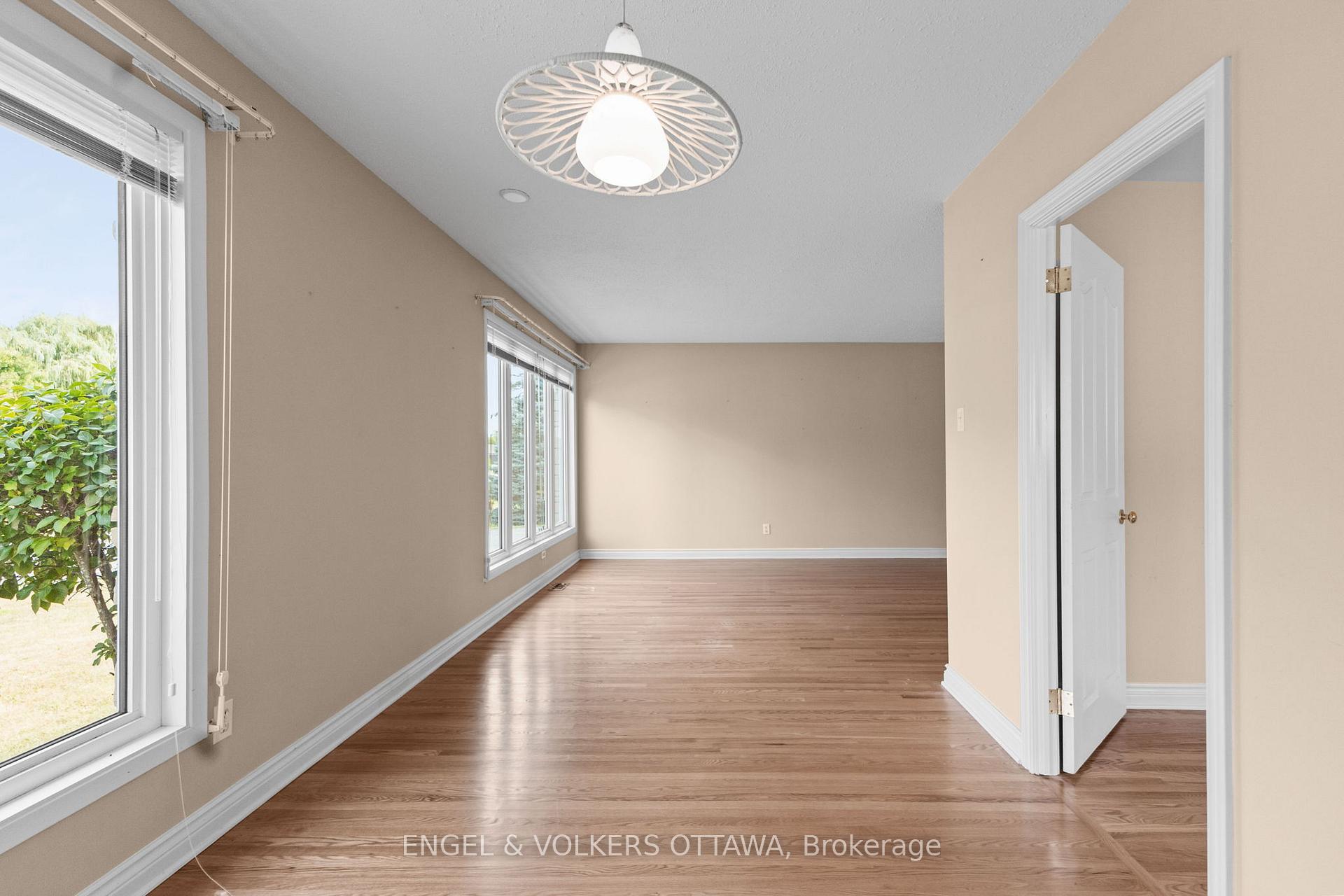 Photo 13 of 28 Parker Avenue, Ottawa, Meadowlands/Crestview — HOMEH