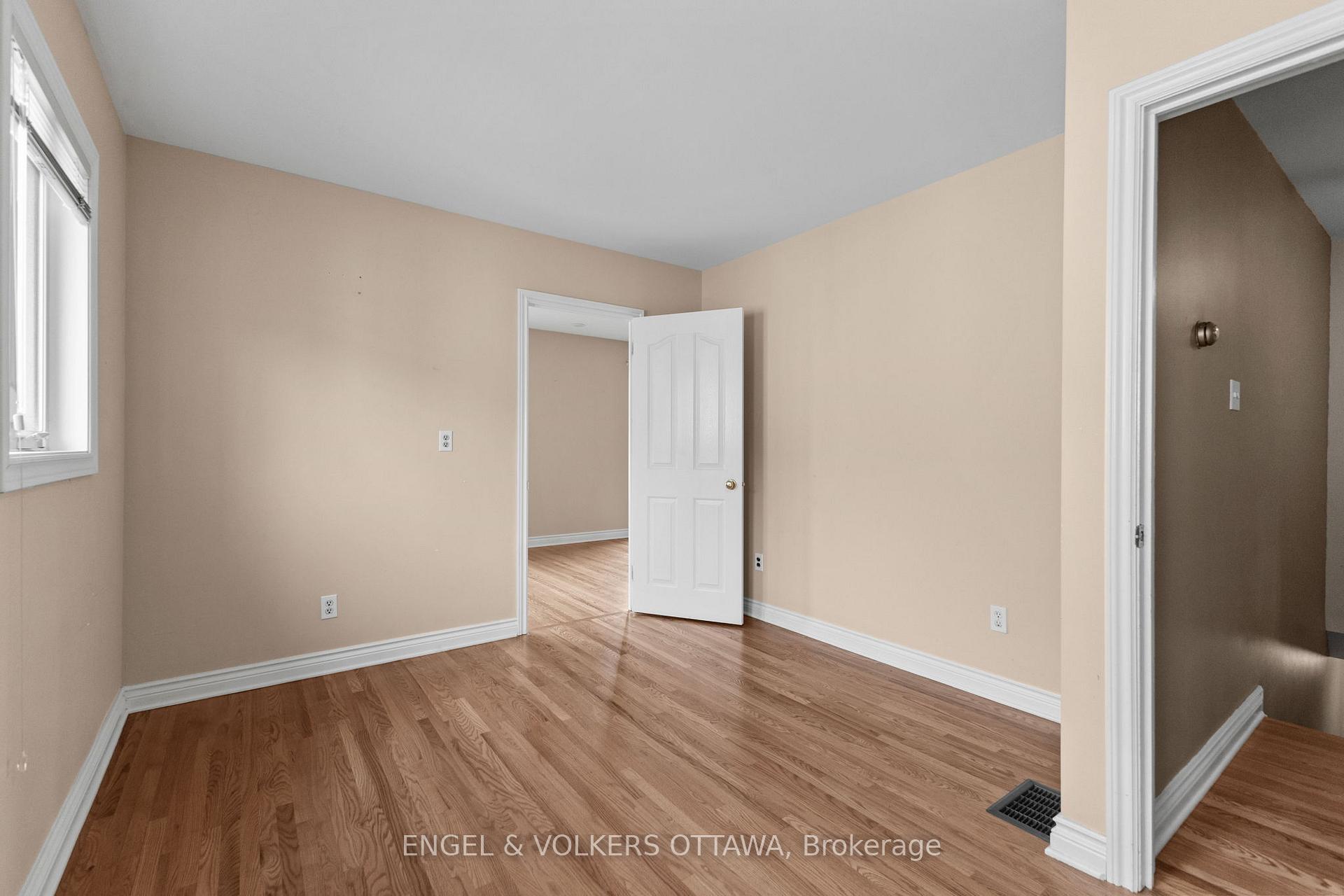 Photo 15 of 28 Parker Avenue, Ottawa, Meadowlands/Crestview — HOMEH