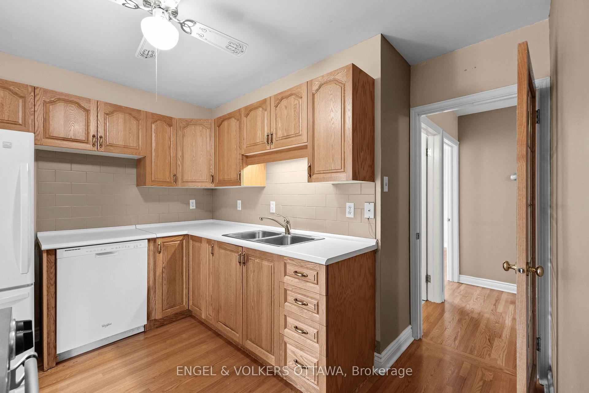 Photo 18 of 28 Parker Avenue, Ottawa, Meadowlands/Crestview — HOMEH