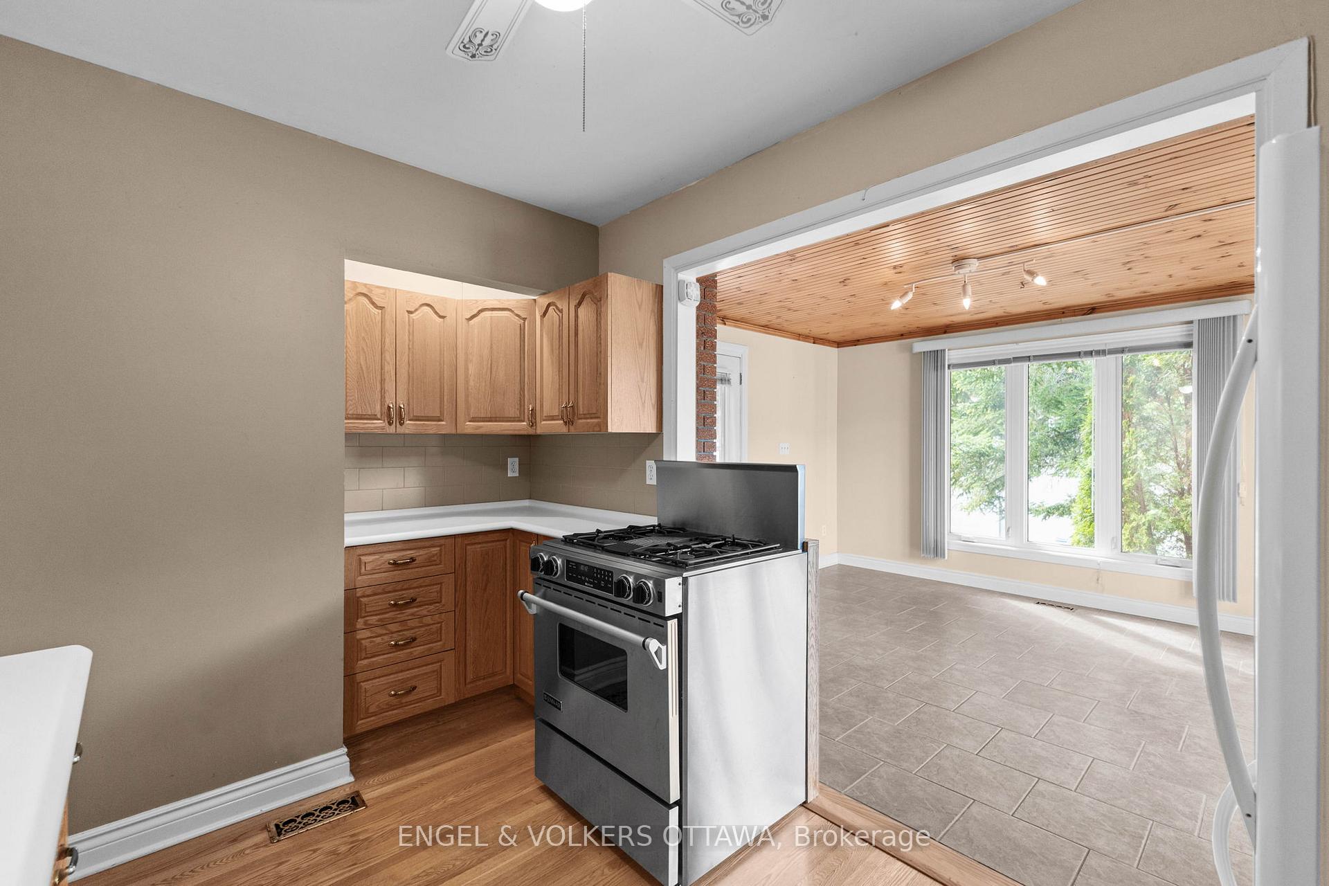 Photo 19 of 28 Parker Avenue, Ottawa, Meadowlands/Crestview — HOMEH