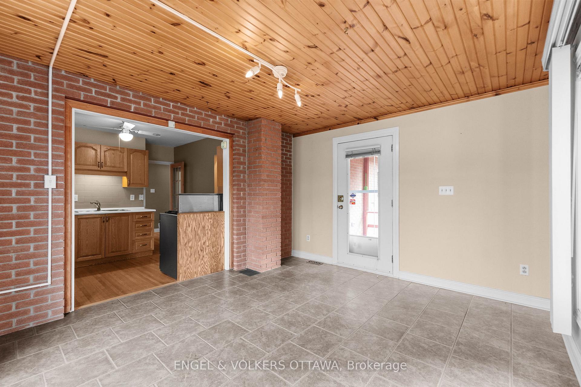 Photo 21 of 28 Parker Avenue, Ottawa, Meadowlands/Crestview — HOMEH