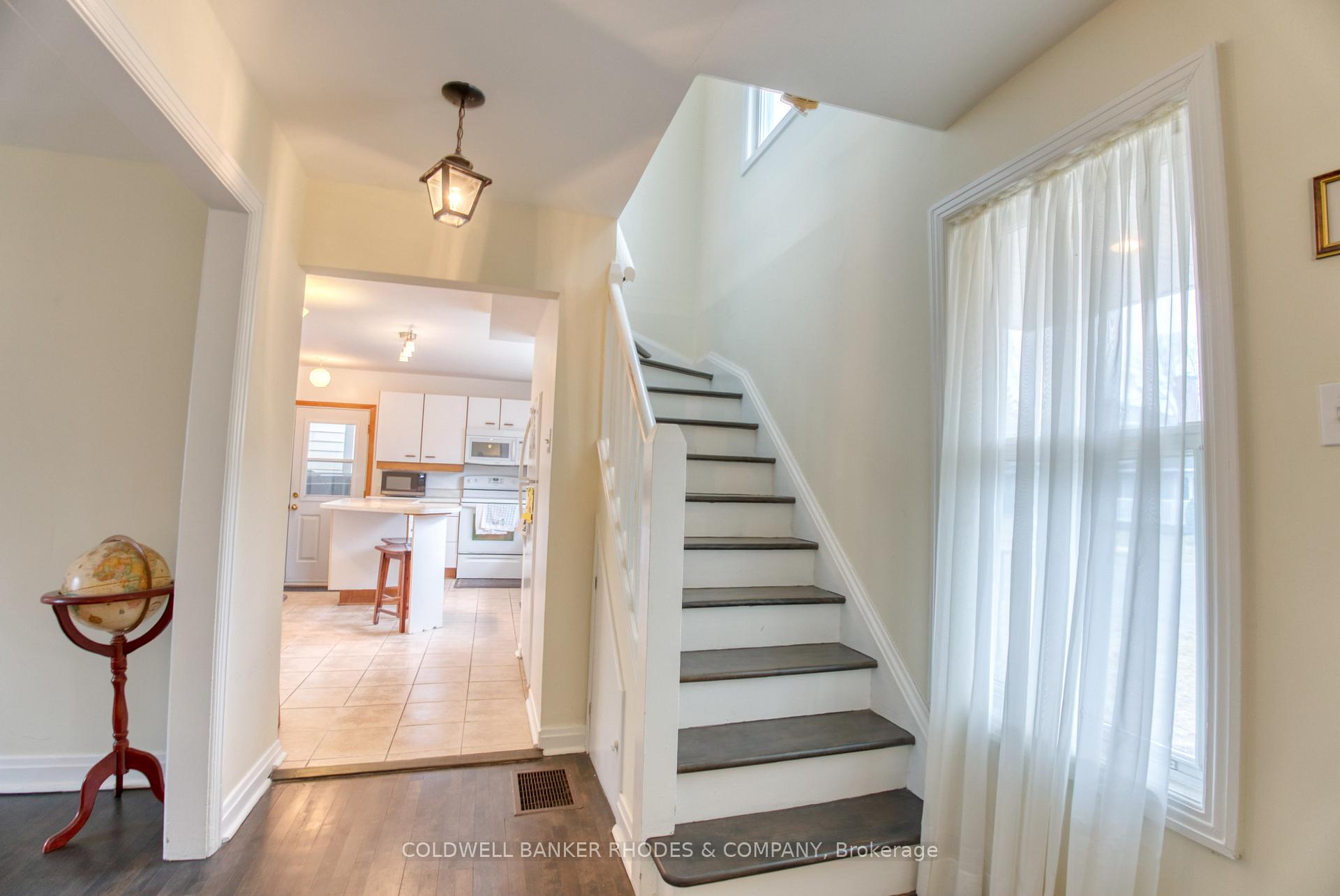 Photo 4 of 25 Farnham Crescent, Ottawa, Manor Park — HOMEH