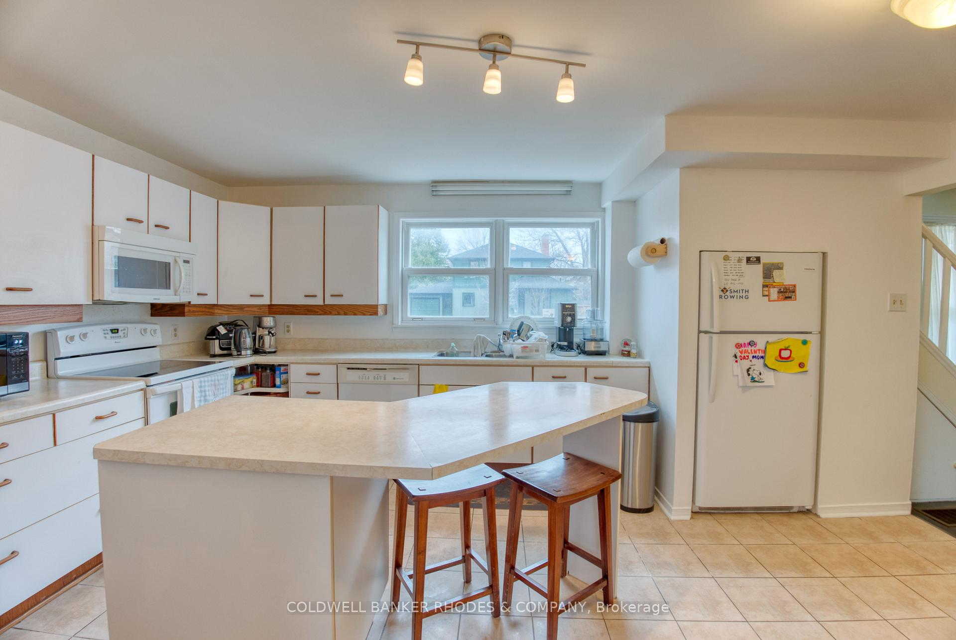 Photo 5 of 25 Farnham Crescent, Ottawa, Manor Park — HOMEH