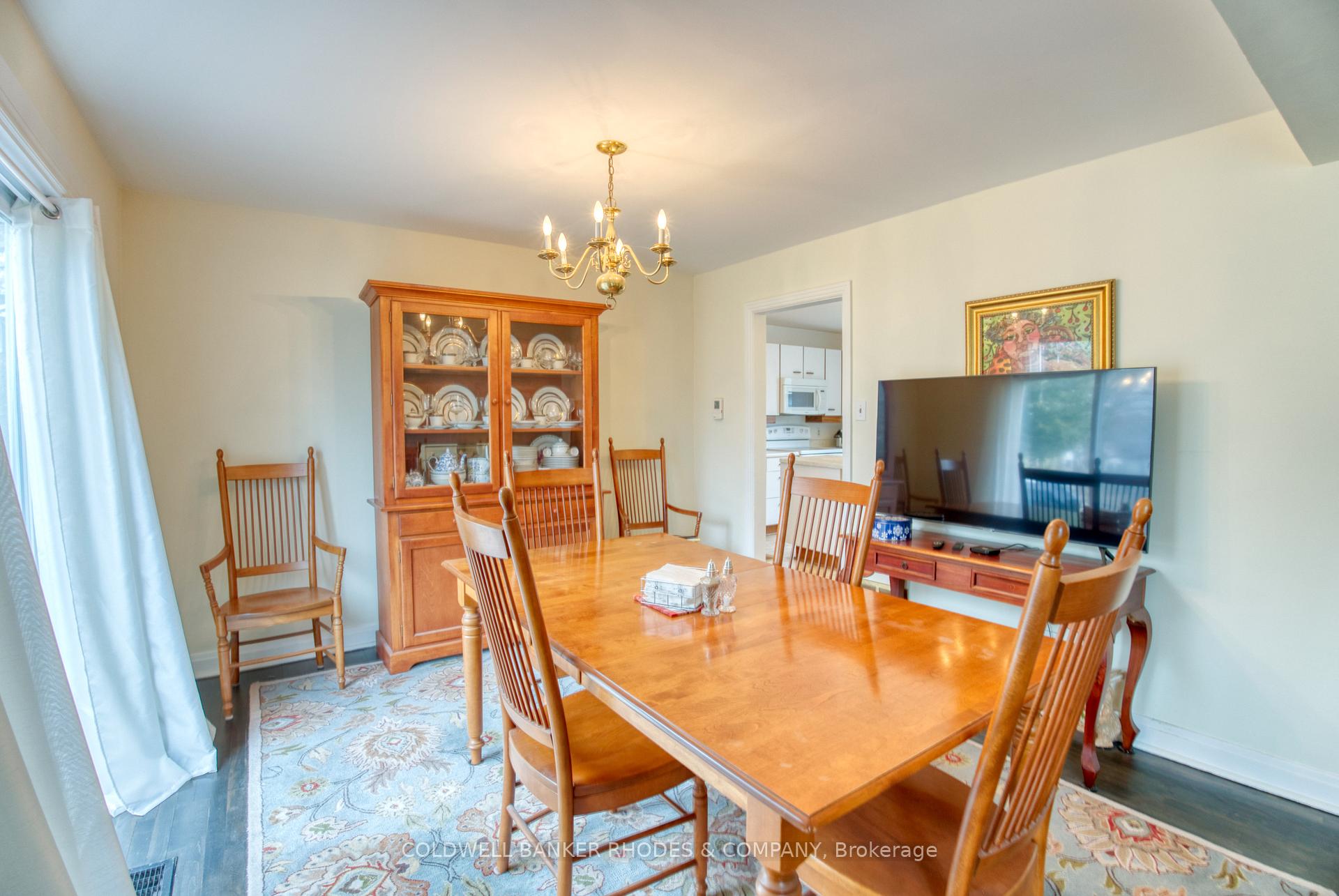Photo 8 of 25 Farnham Crescent, Ottawa, Manor Park — HOMEH