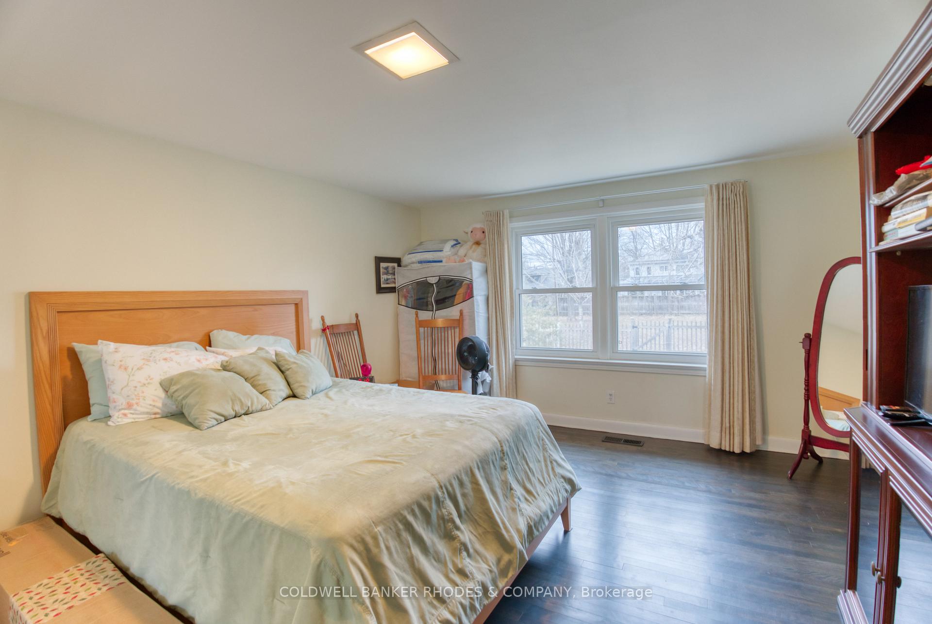 Photo 9 of 25 Farnham Crescent, Ottawa, Manor Park — HOMEH
