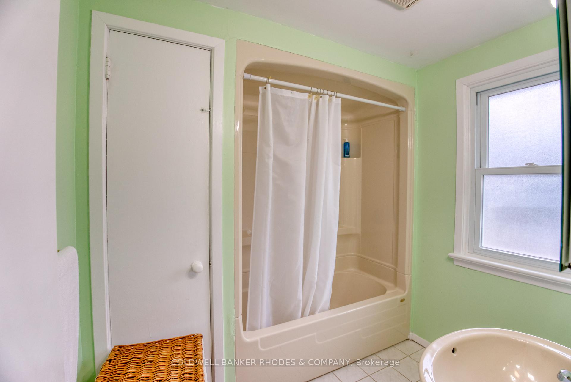Photo 16 of 25 Farnham Crescent, Ottawa, Manor Park — HOMEH