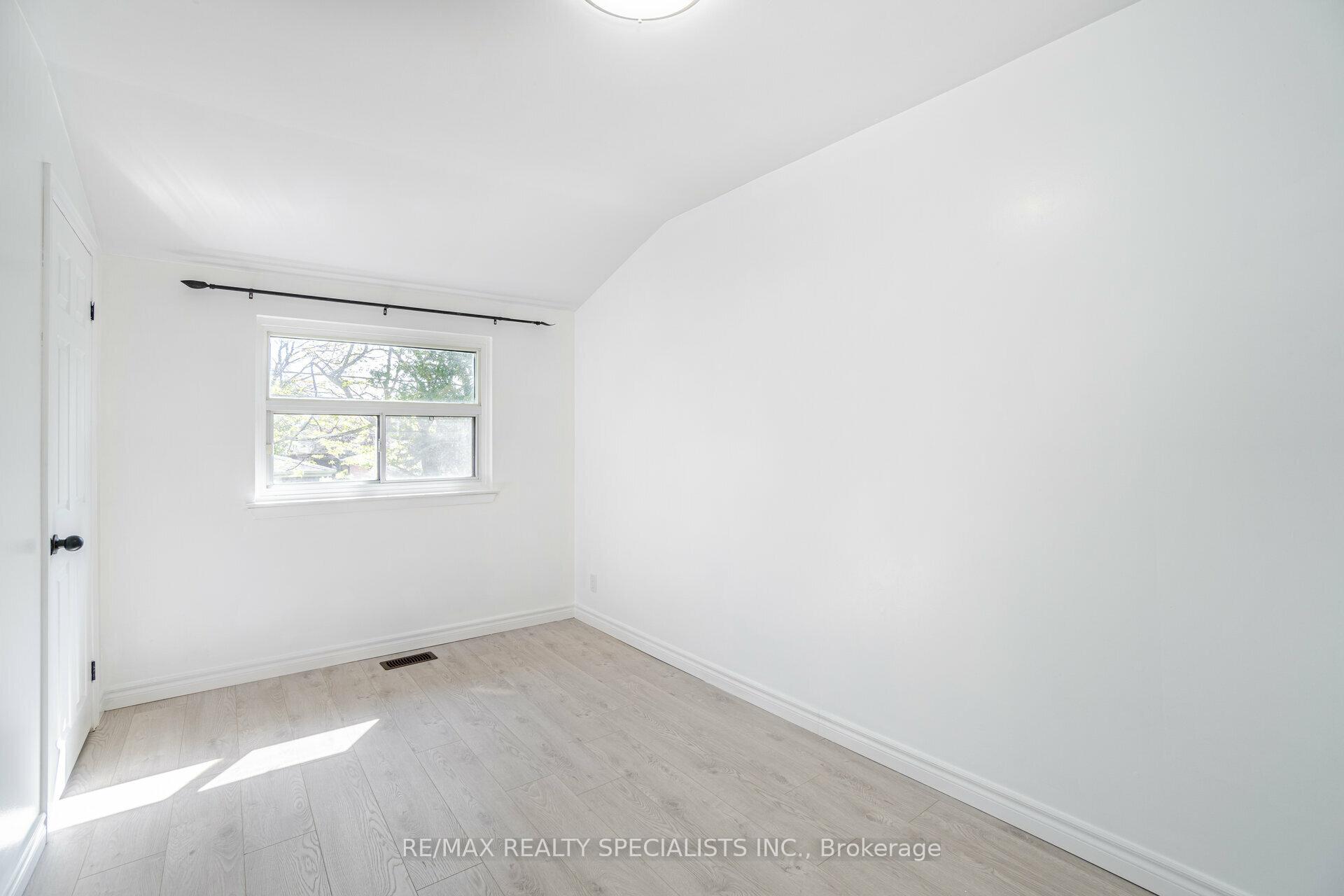 Photo 23 of 853 Bem Avenue, Pickering, Bay Ridges — HOMEH