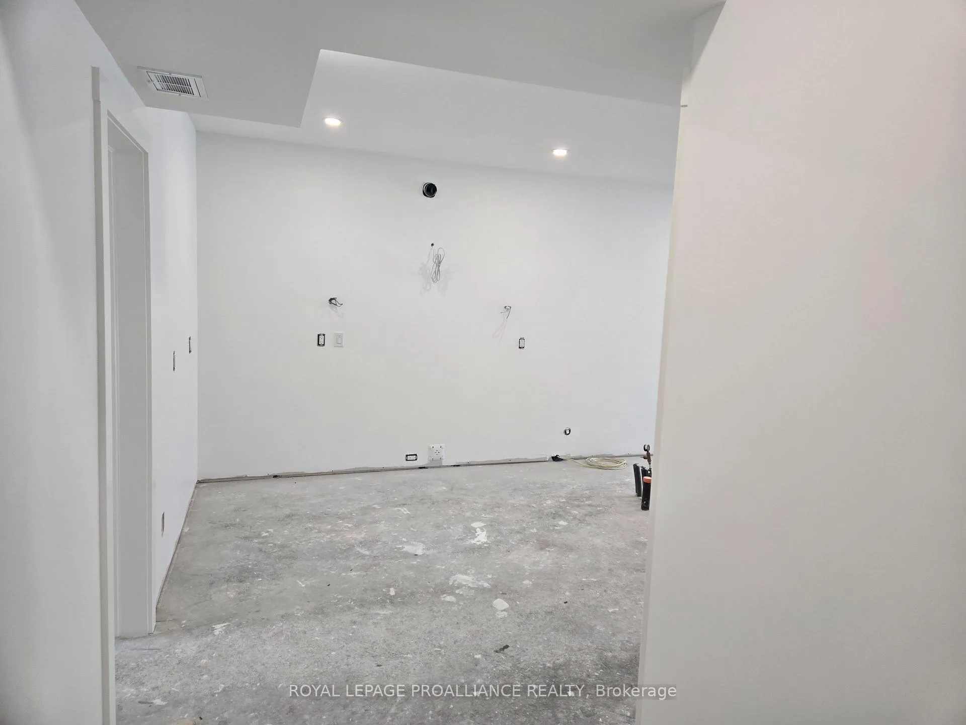 Photo 7 of Unit 4, 92 Lywood Street, Belleville, Thurlow Ward — HOMEH