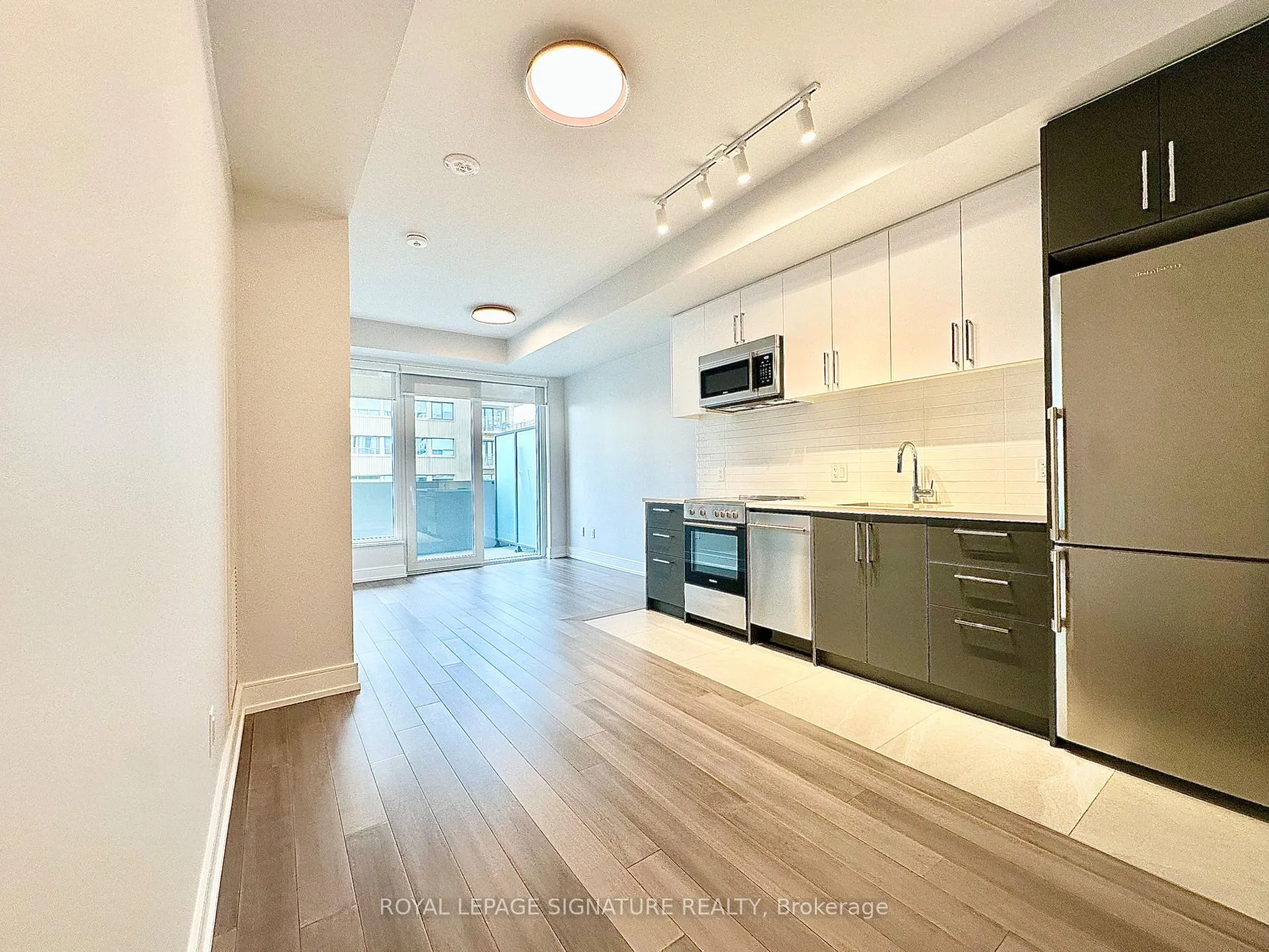 Front of Unit 905, 2525 Bathurst Street