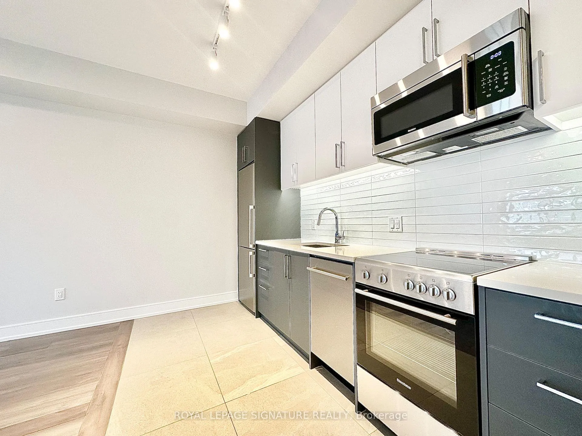 Photo 2 of Unit 411, 2525 Bathurst Street, Toronto, Forest Hill North — HOMEH