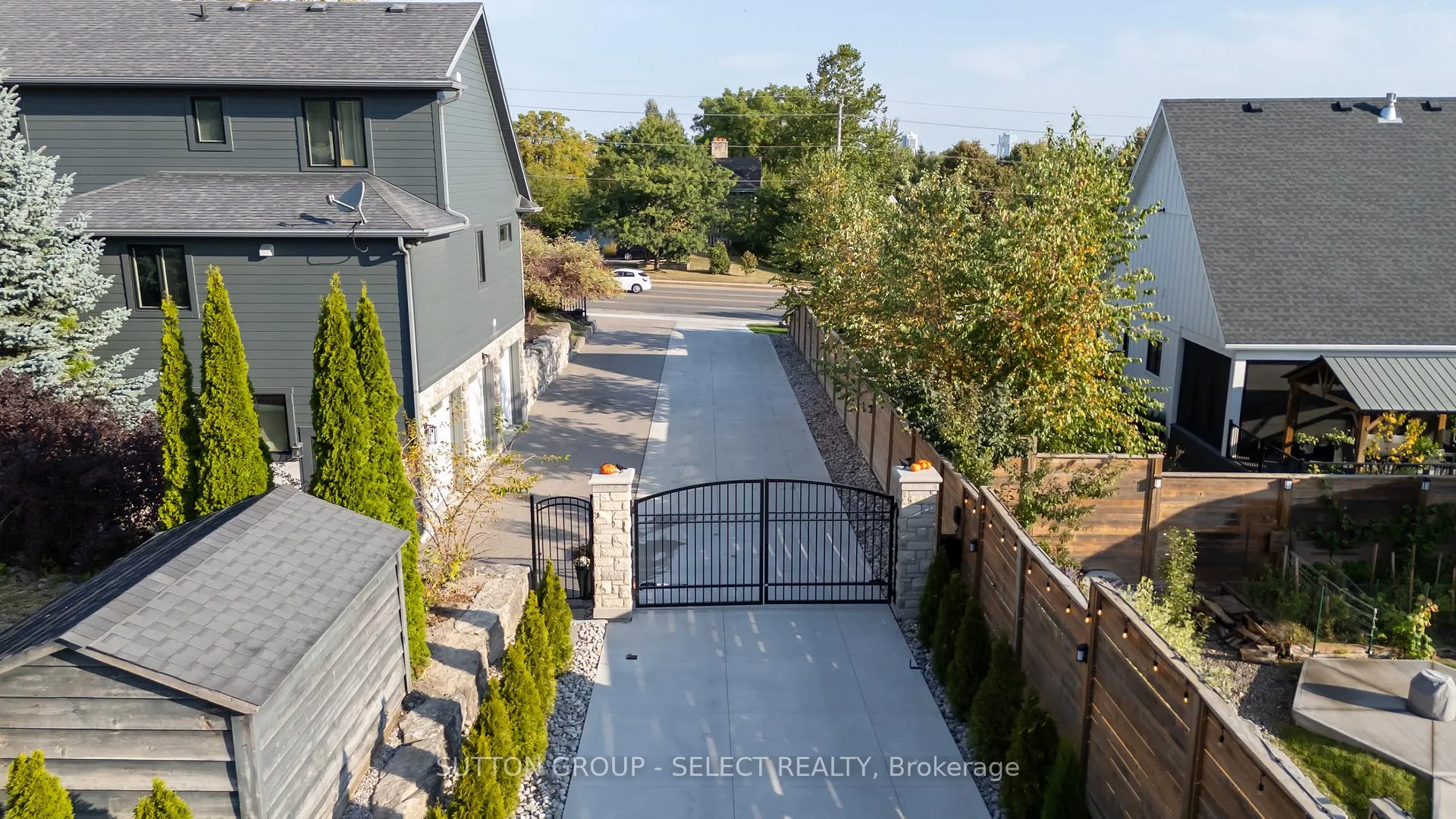 Photo 39 of 185 Commissioners Road E, London, South P — HOMEH