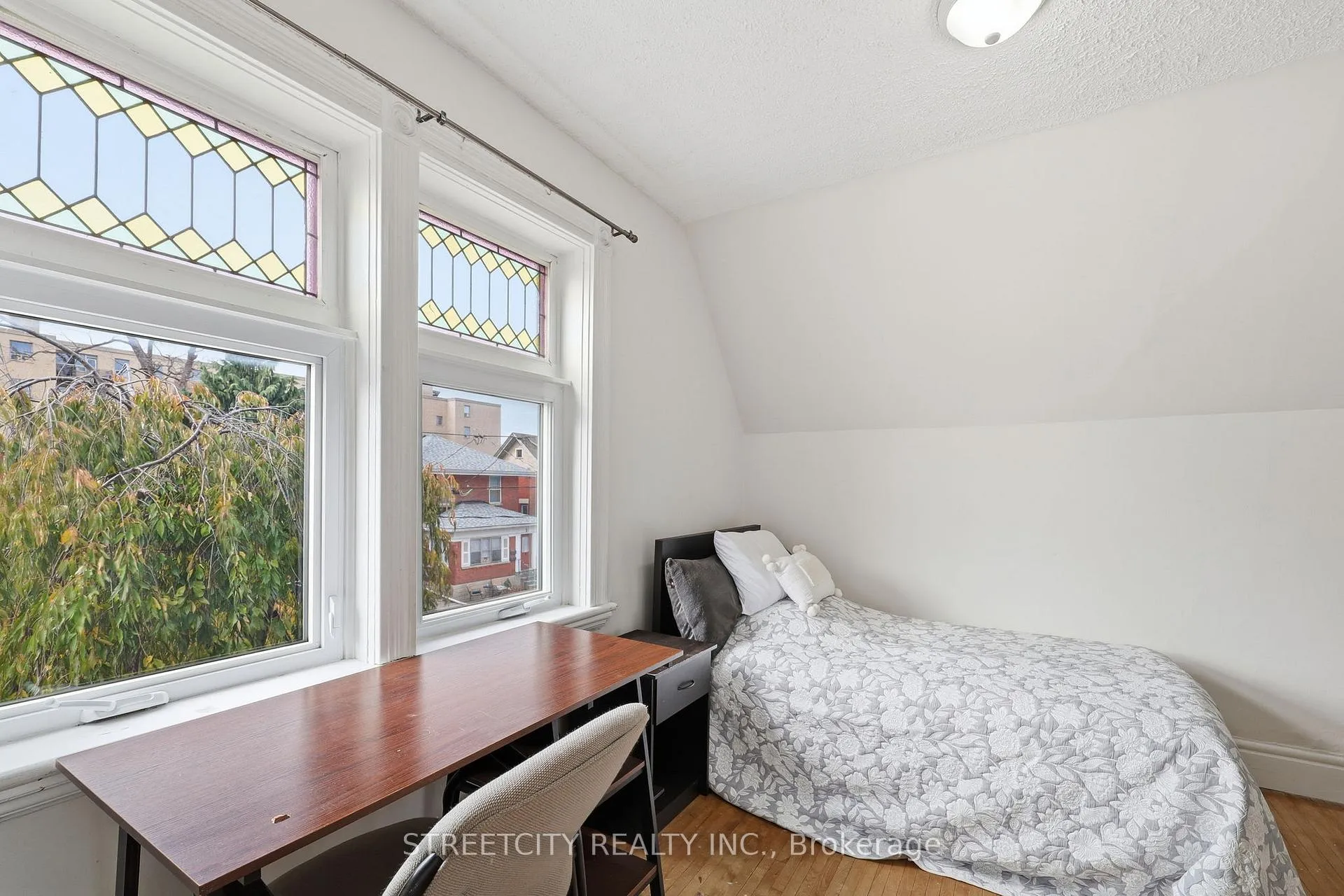 Photo 13 of 8 Bellevue Avenue, London, South F — HOMEH