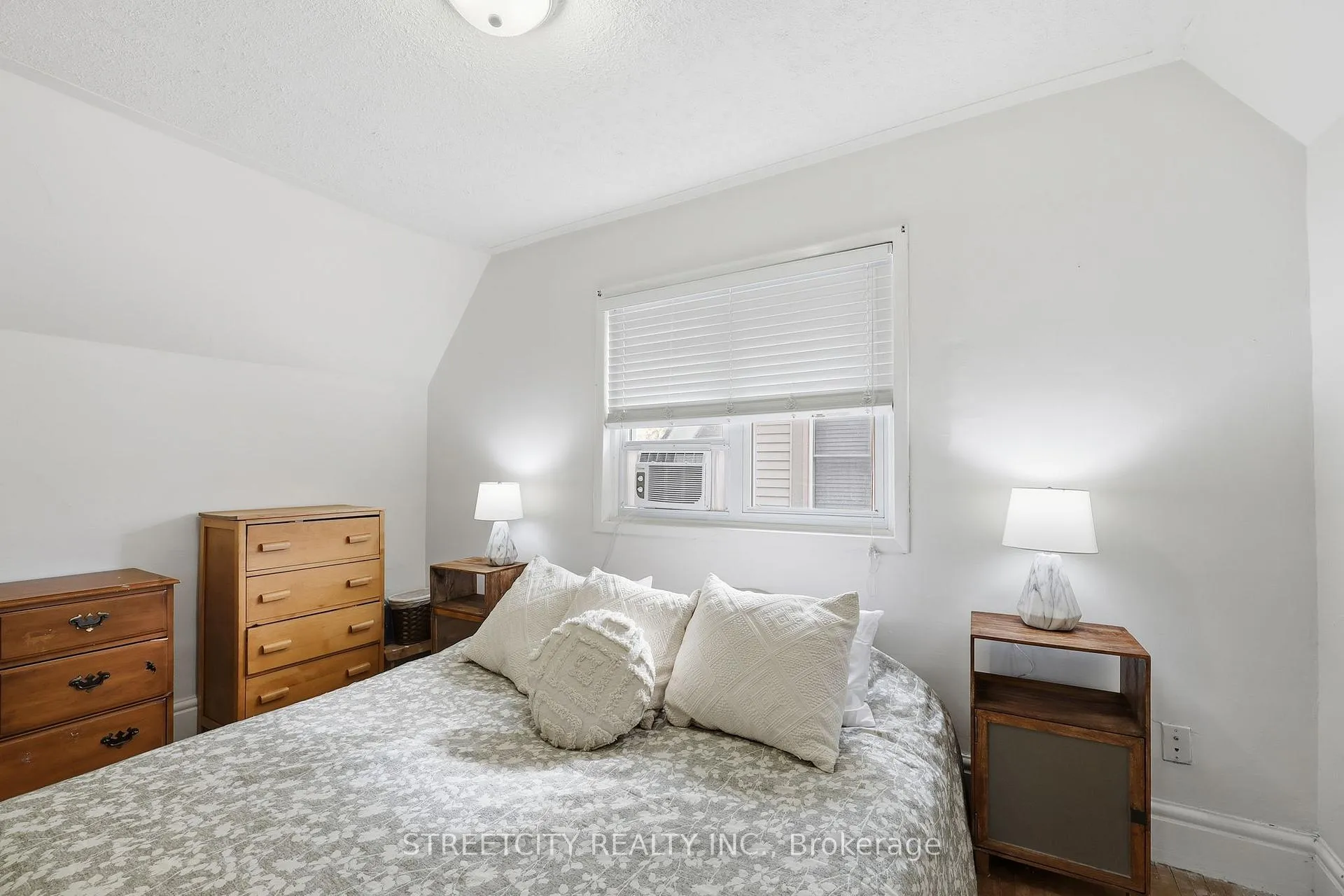 Photo 14 of 8 Bellevue Avenue, London, South F — HOMEH