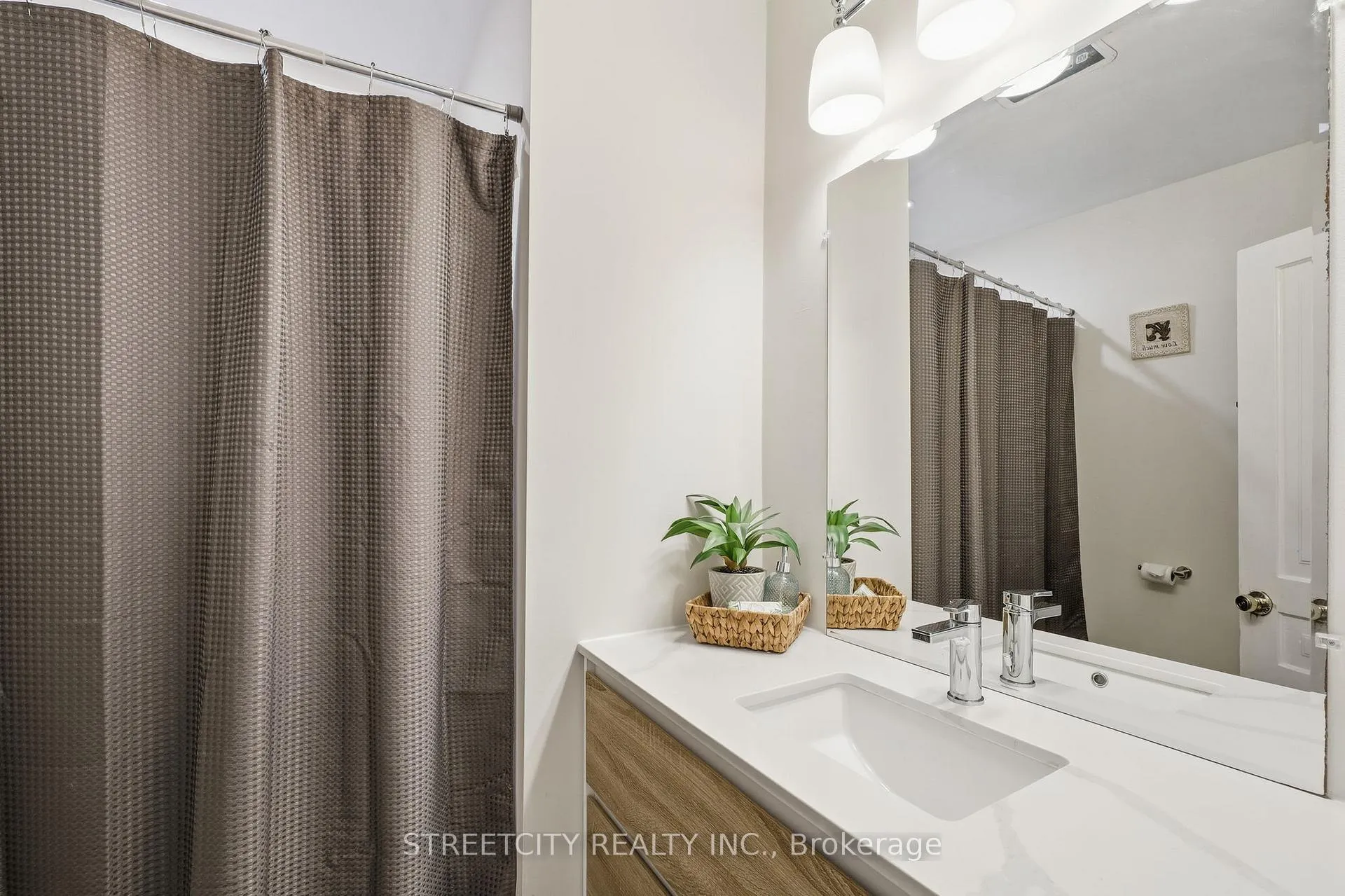Photo 16 of 8 Bellevue Avenue, London, South F — HOMEH