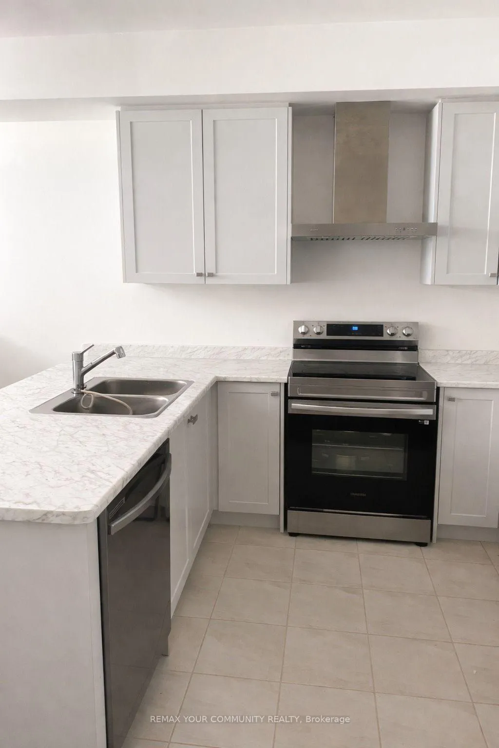 Photo 4 of 39 Niagara Drive, Thorold, Rolling Meadows — HOMEH