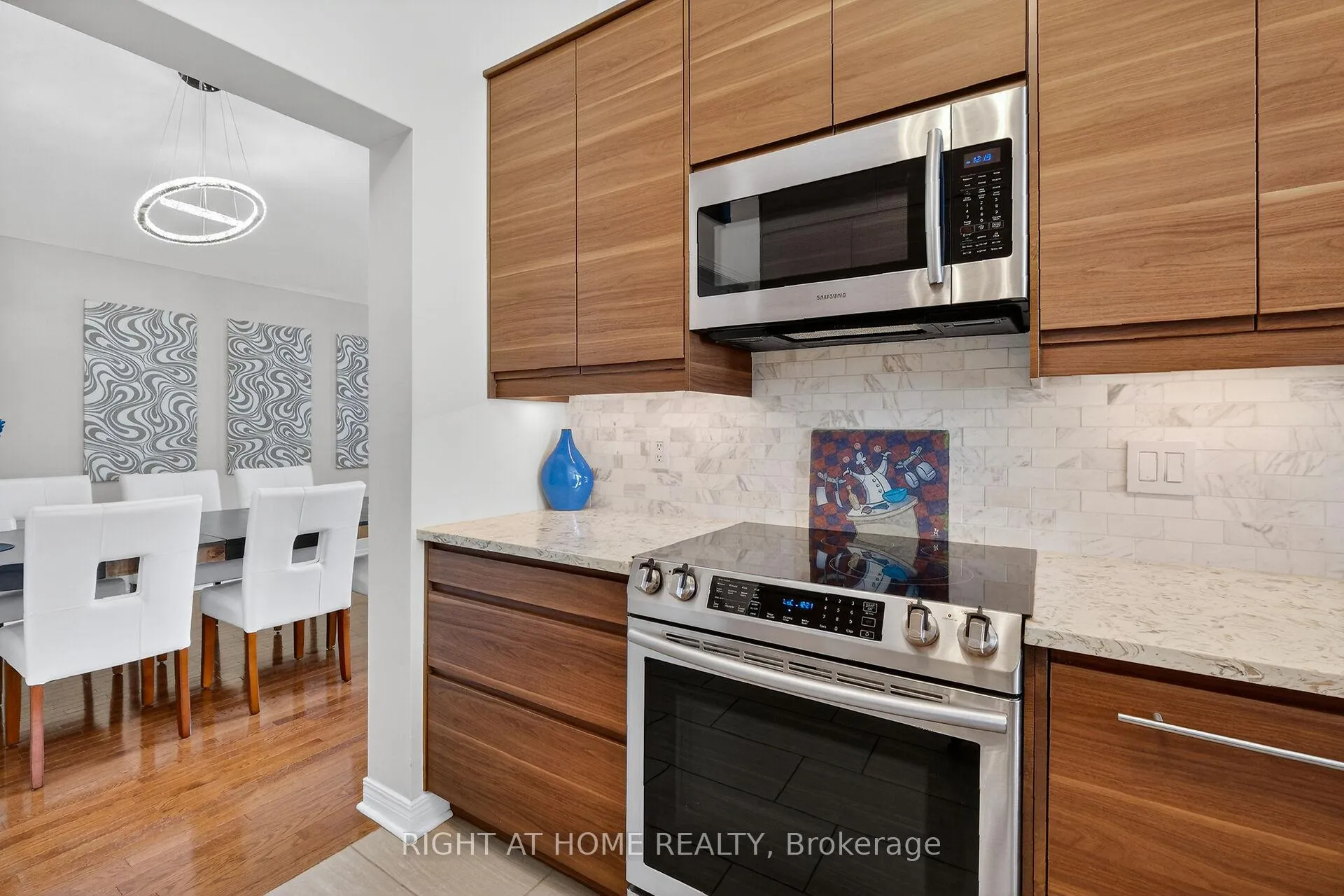 Photo 19 of 98 Waterthrush Crescent, Ottawa, Kanata - Bridlewood — HOMEH