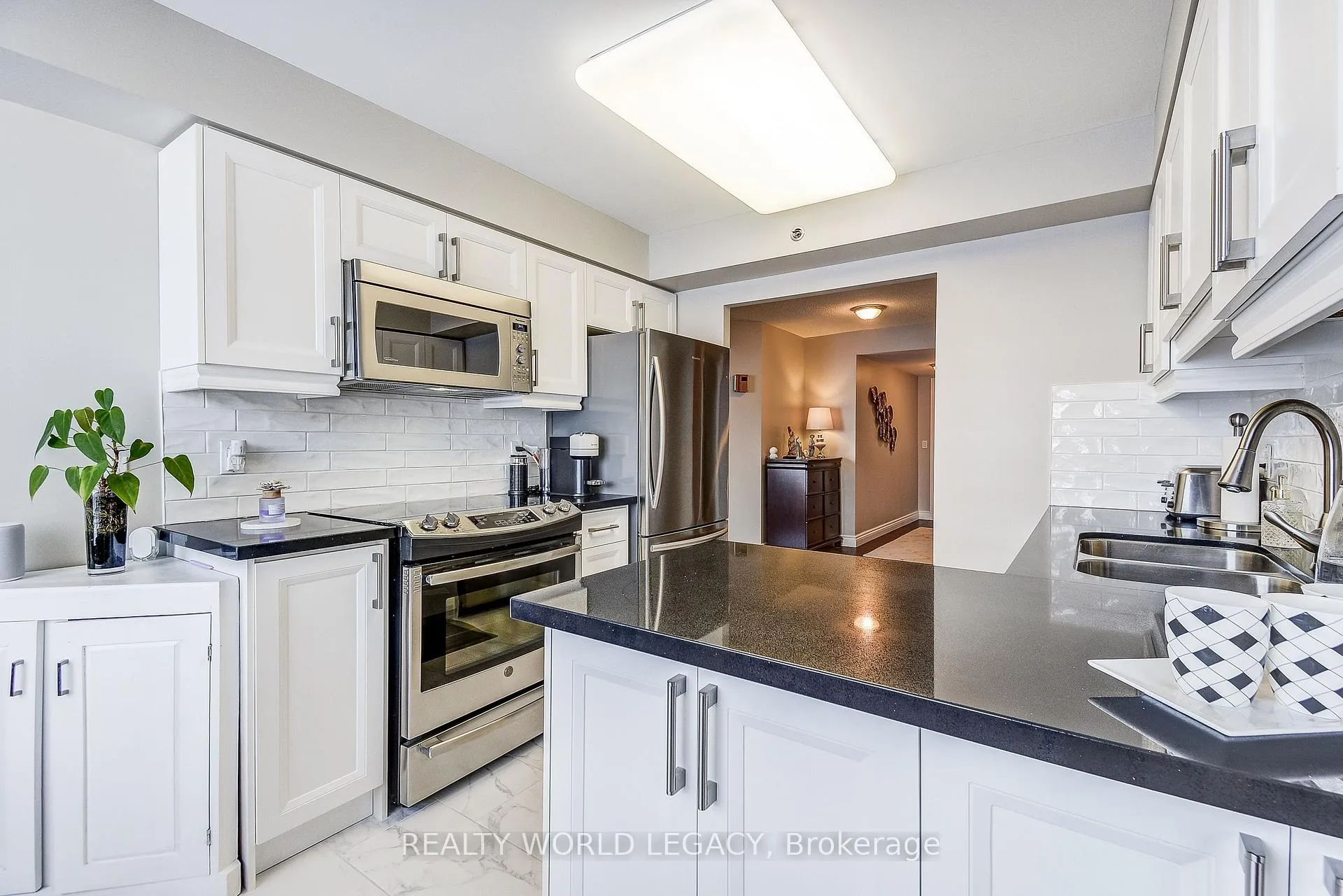 Photo 11 of Unit 1301, 100 Burloak Drive, Burlington, Appleby — HOMEH