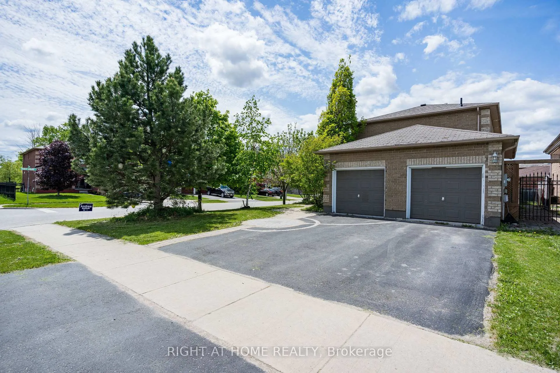 Photo 2 of 4 Prince Edward Place, Barrie, Innis-Shore — HOMEH