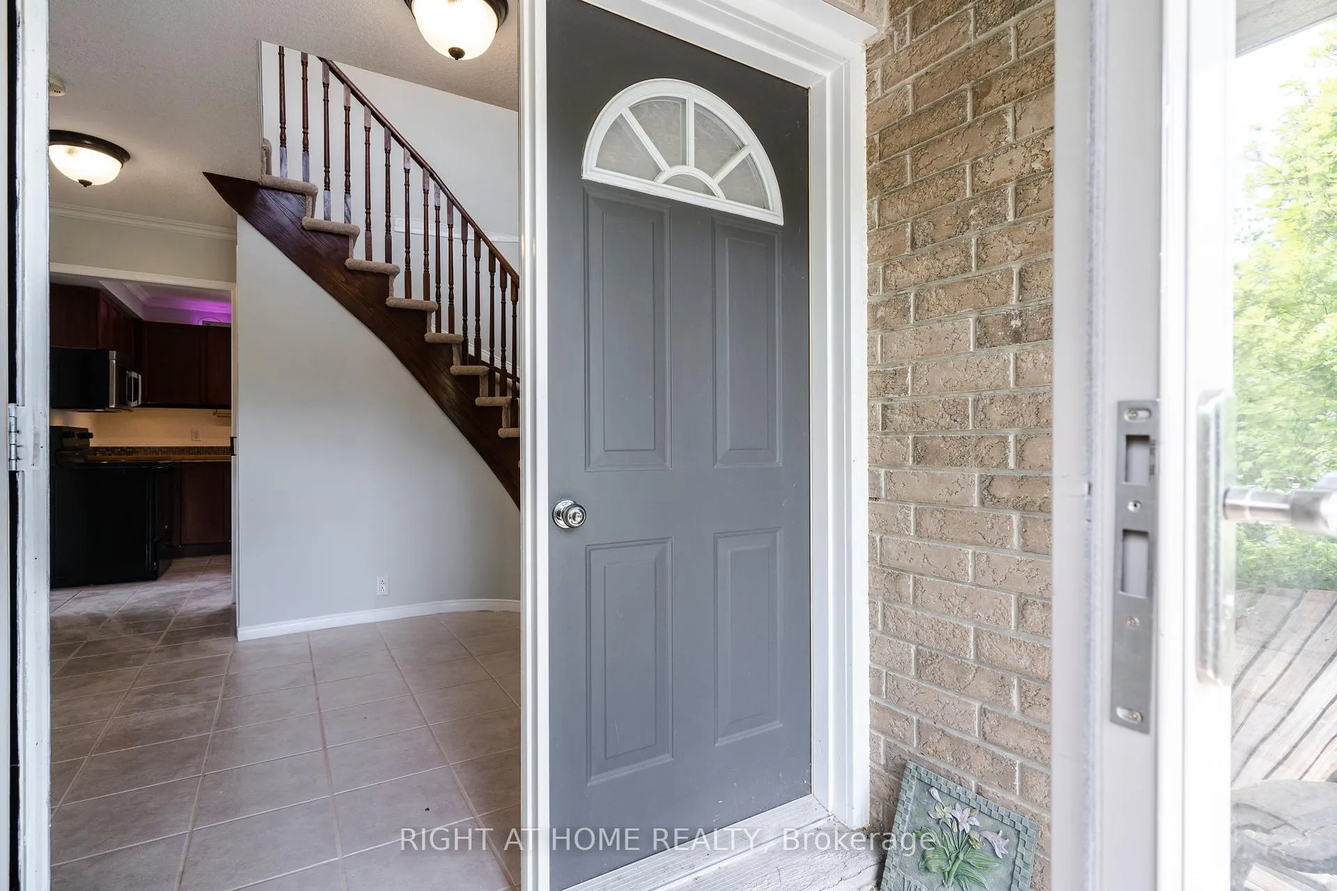 Photo 5 of 4 Prince Edward Place, Barrie, Innis-Shore — HOMEH