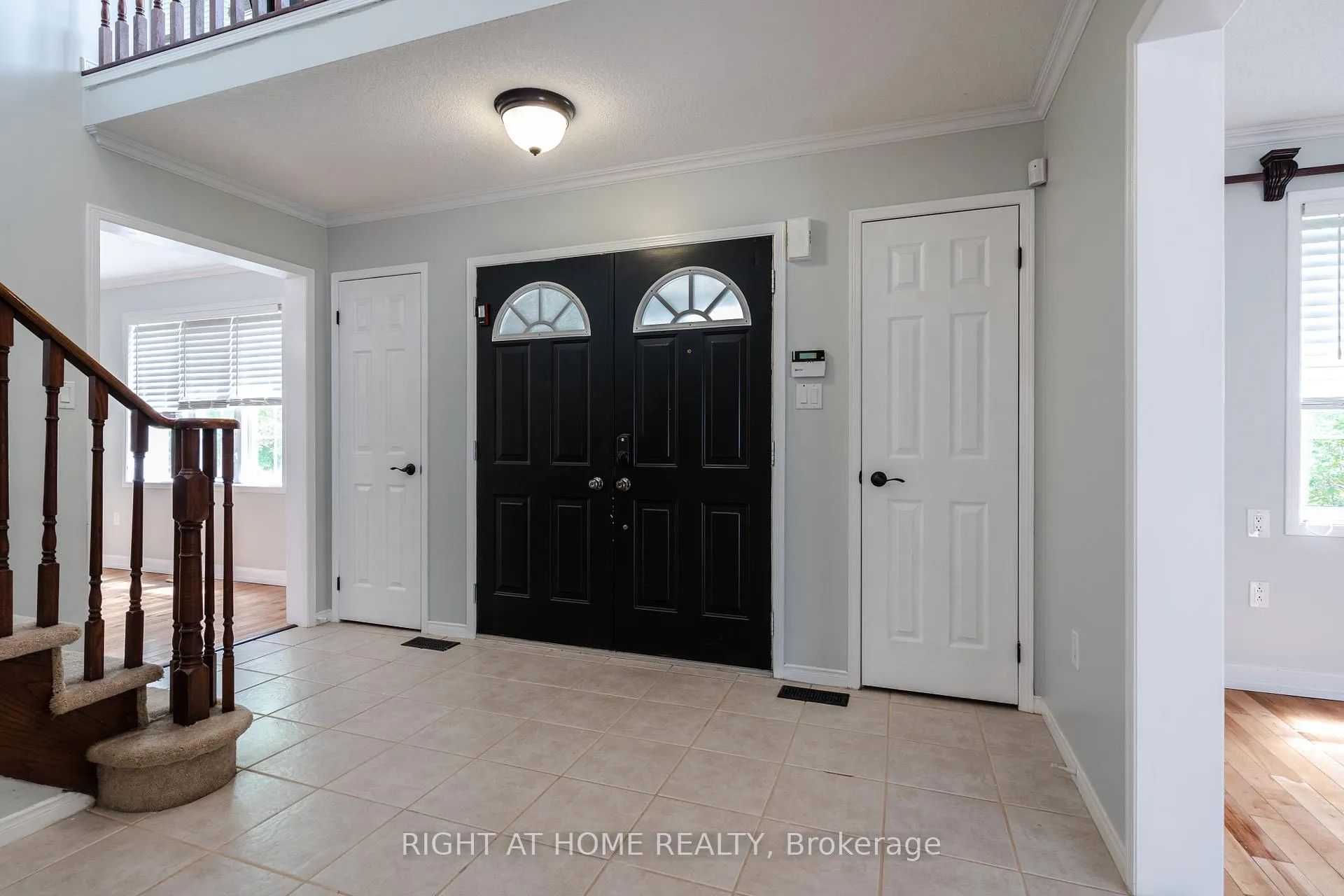 Photo 6 of 4 Prince Edward Place, Barrie, Innis-Shore — HOMEH