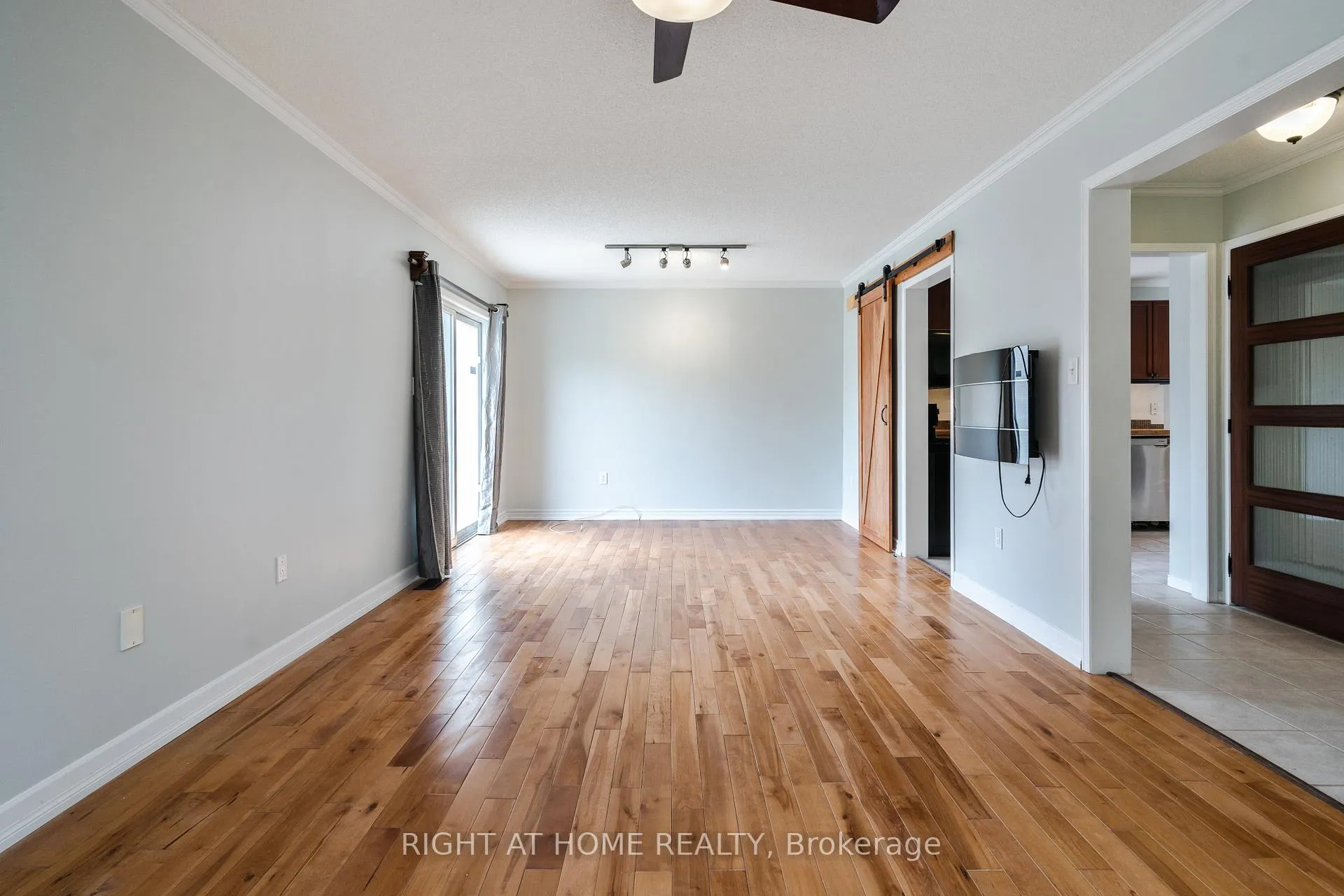 Photo 7 of 4 Prince Edward Place, Barrie, Innis-Shore — HOMEH