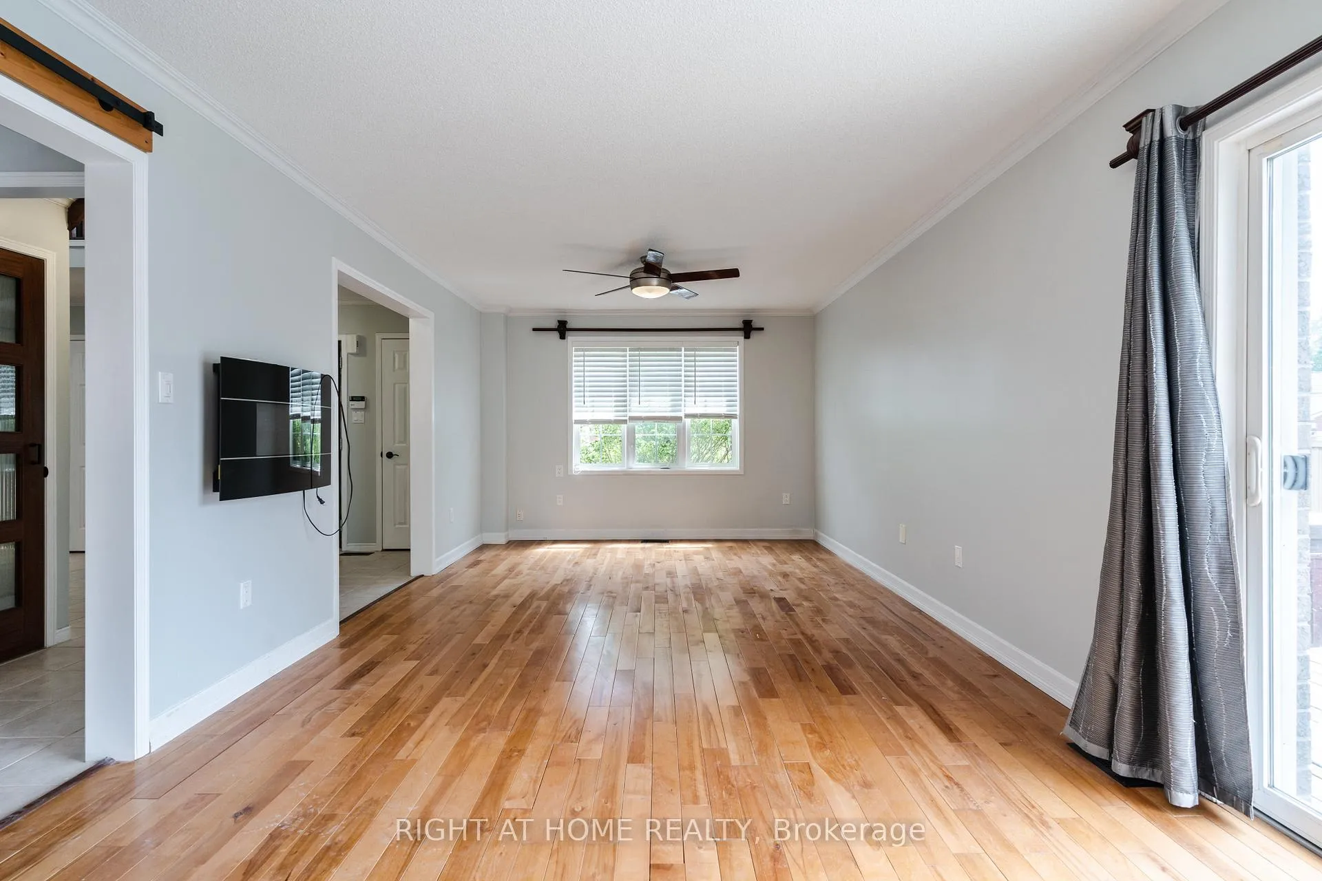 Photo 8 of 4 Prince Edward Place, Barrie, Innis-Shore — HOMEH