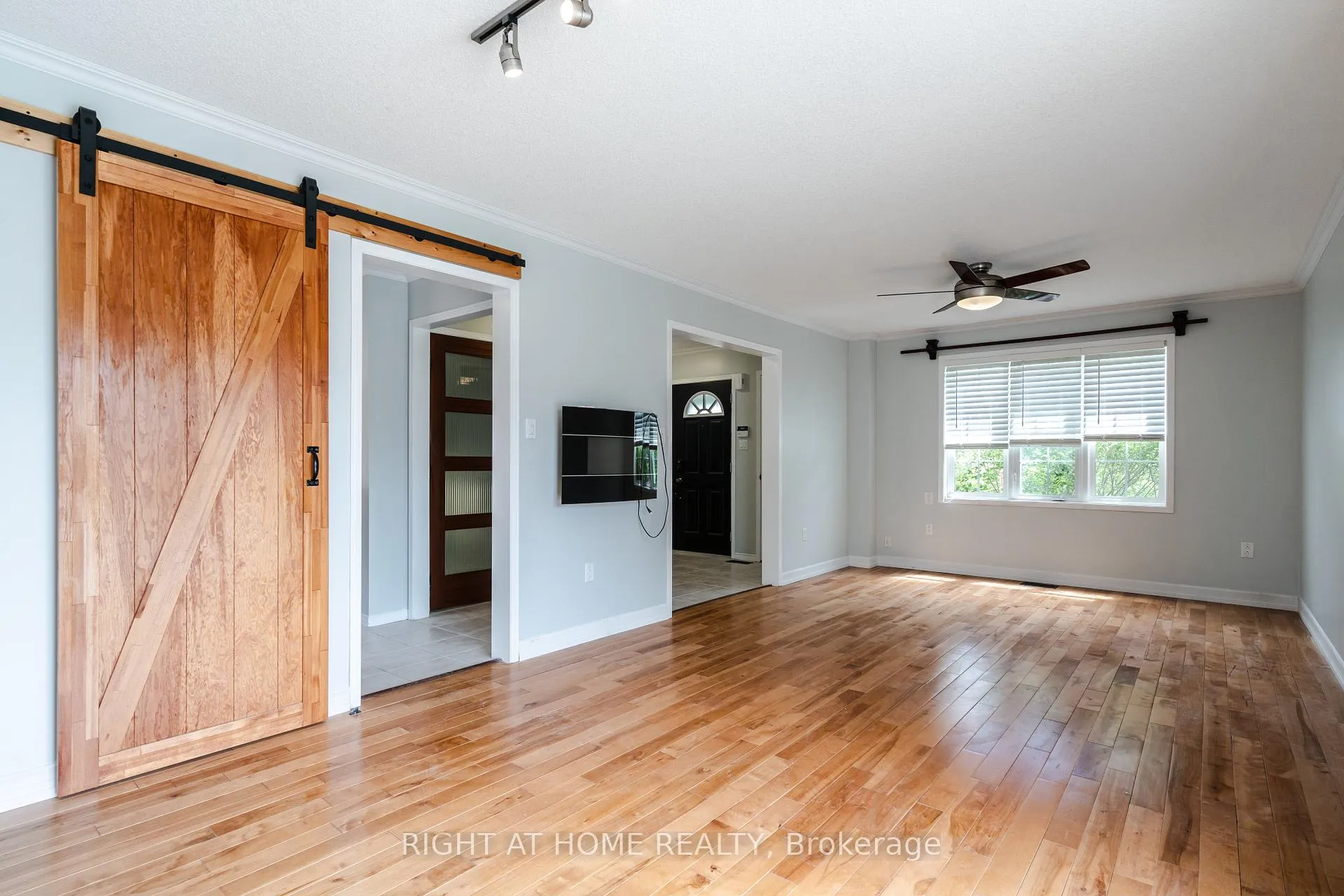 Photo 9 of 4 Prince Edward Place, Barrie, Innis-Shore — HOMEH