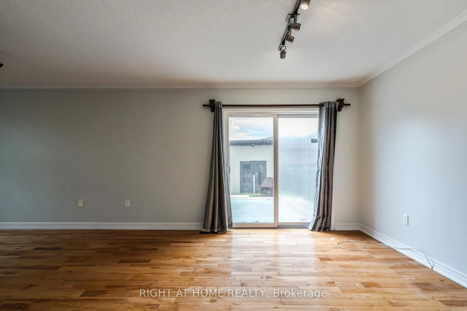 Photo 10 of 4 Prince Edward Place, Barrie, Innis-Shore — HOMEH