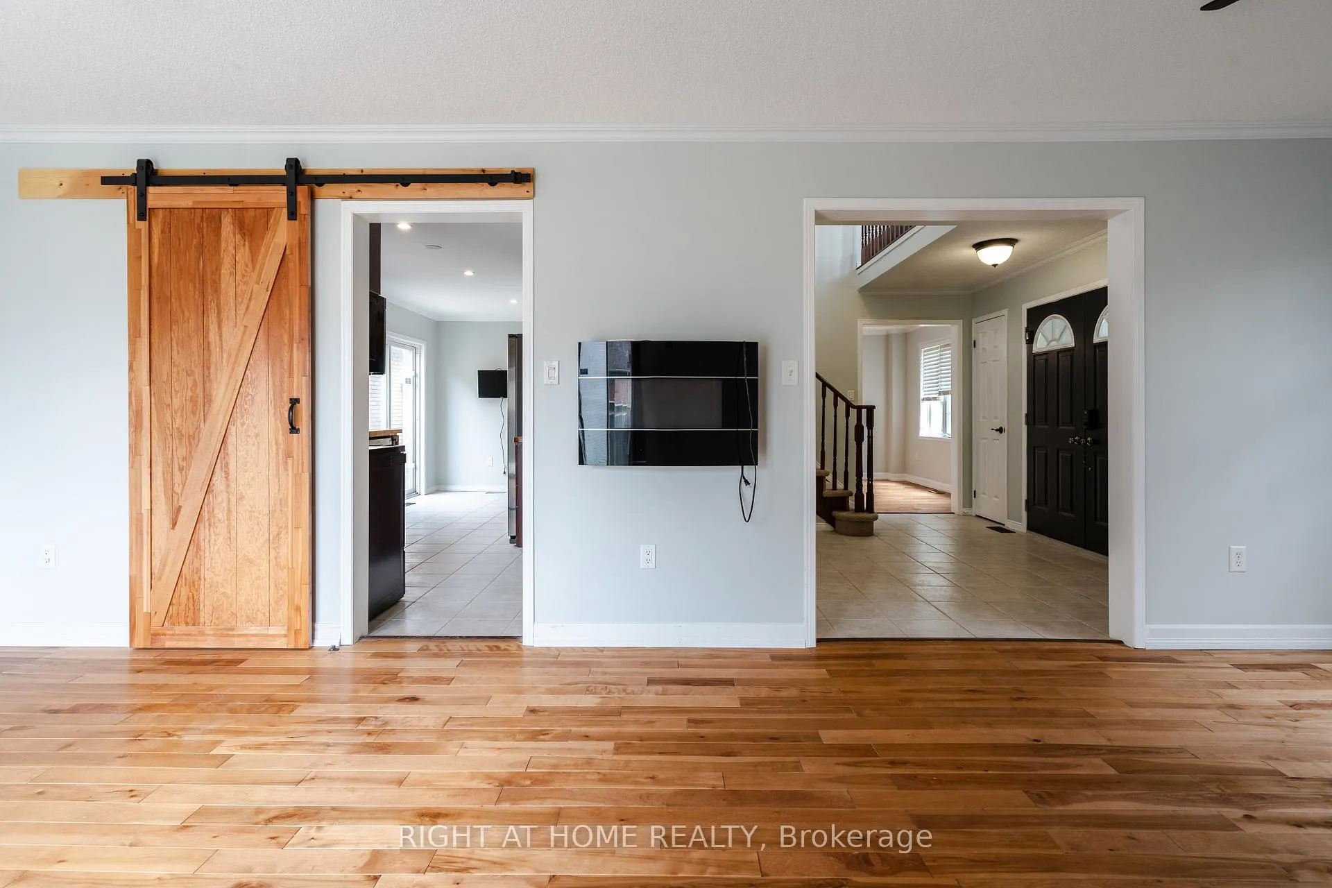 Photo 11 of 4 Prince Edward Place, Barrie, Innis-Shore — HOMEH