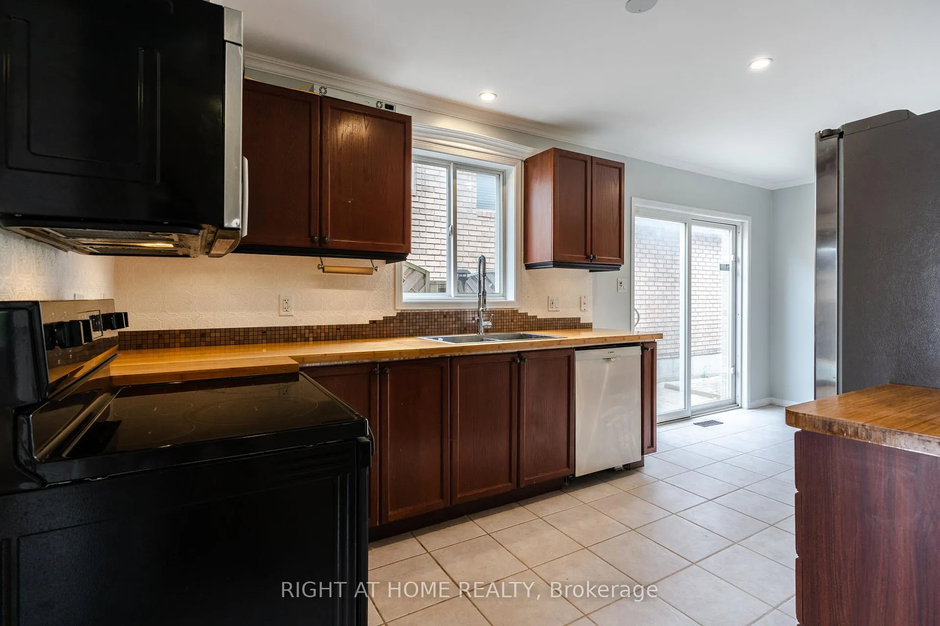 Photo 12 of 4 Prince Edward Place, Barrie, Innis-Shore — HOMEH