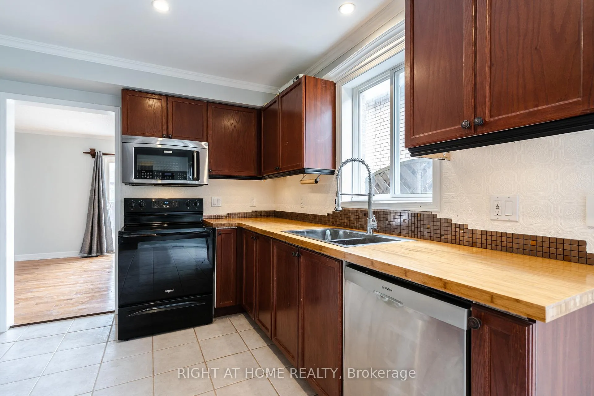 Photo 13 of 4 Prince Edward Place, Barrie, Innis-Shore — HOMEH