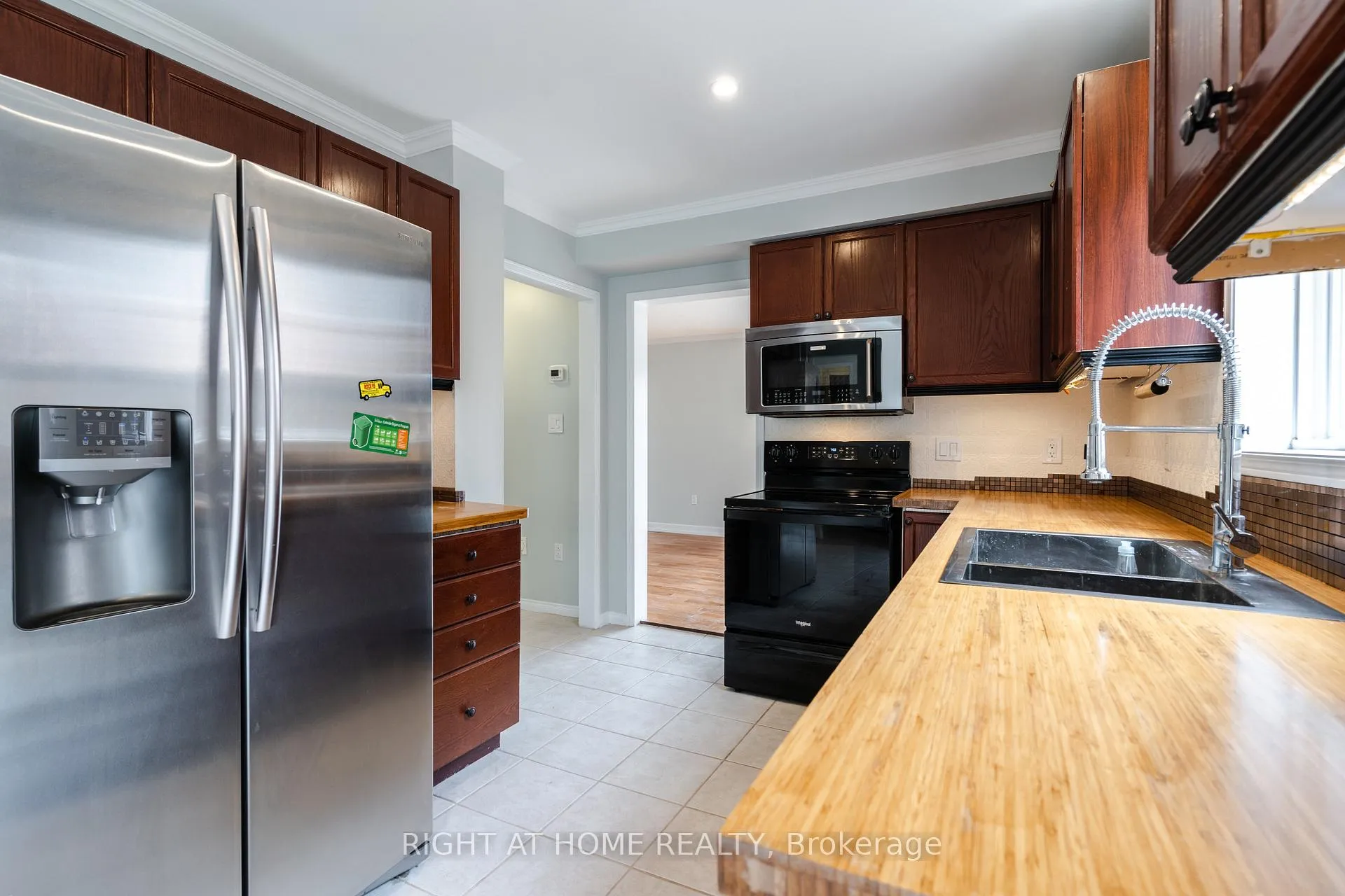 Photo 14 of 4 Prince Edward Place, Barrie, Innis-Shore — HOMEH