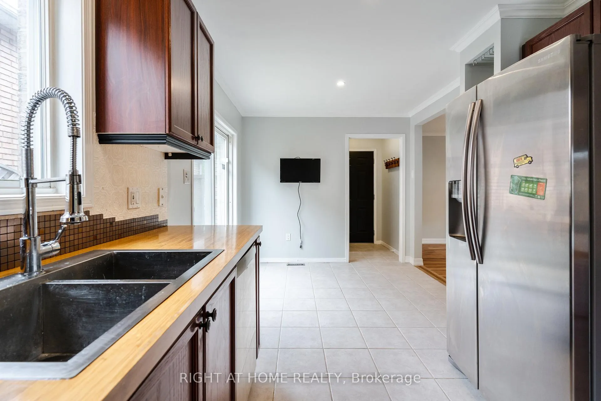 Photo 15 of 4 Prince Edward Place, Barrie, Innis-Shore — HOMEH