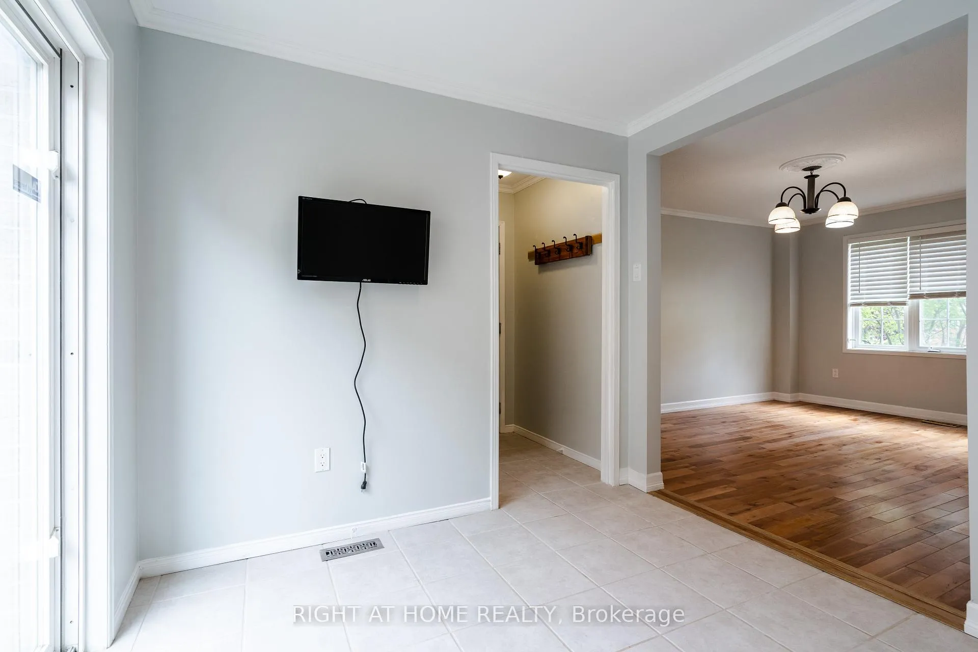 Photo 16 of 4 Prince Edward Place, Barrie, Innis-Shore — HOMEH