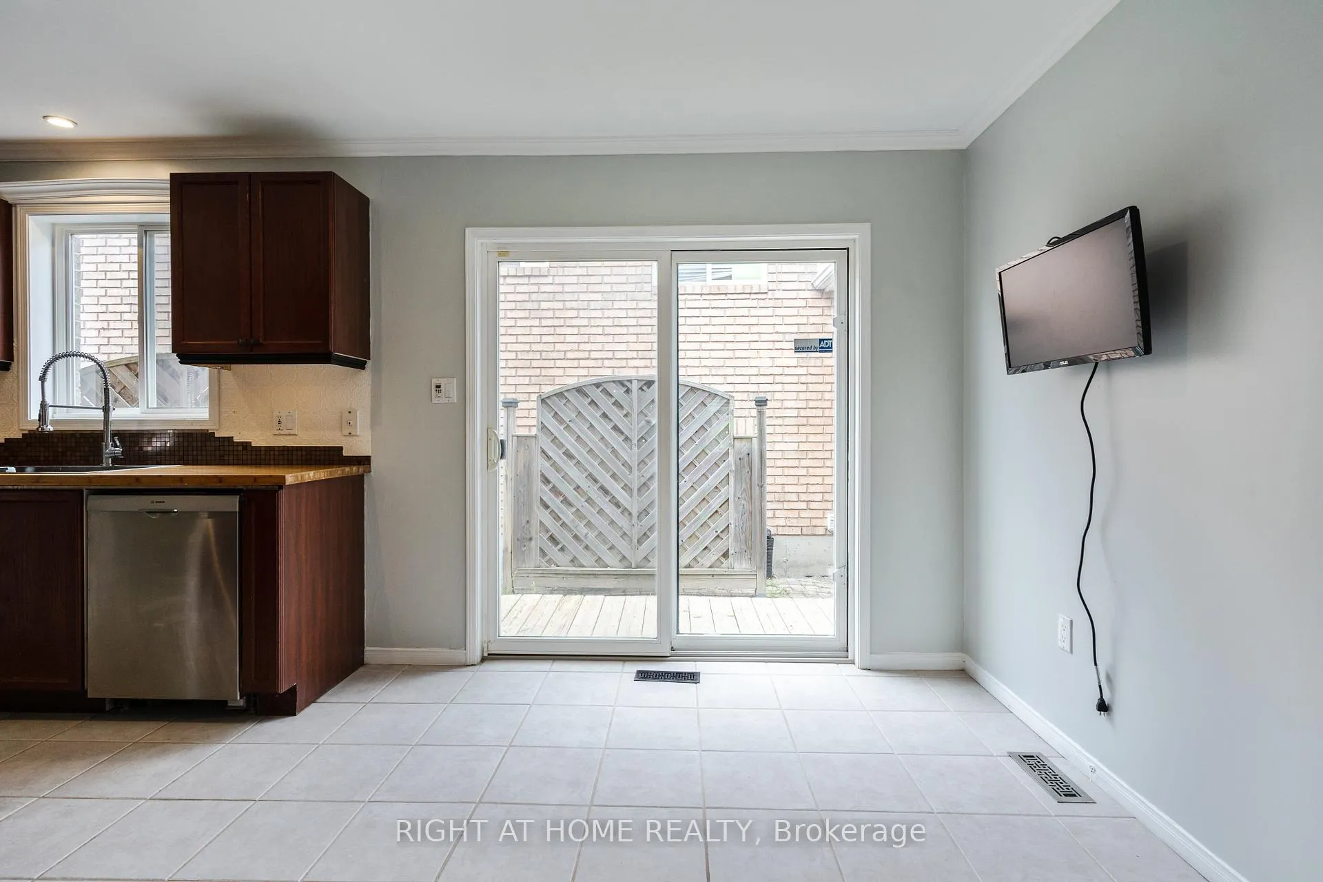 Photo 17 of 4 Prince Edward Place, Barrie, Innis-Shore — HOMEH