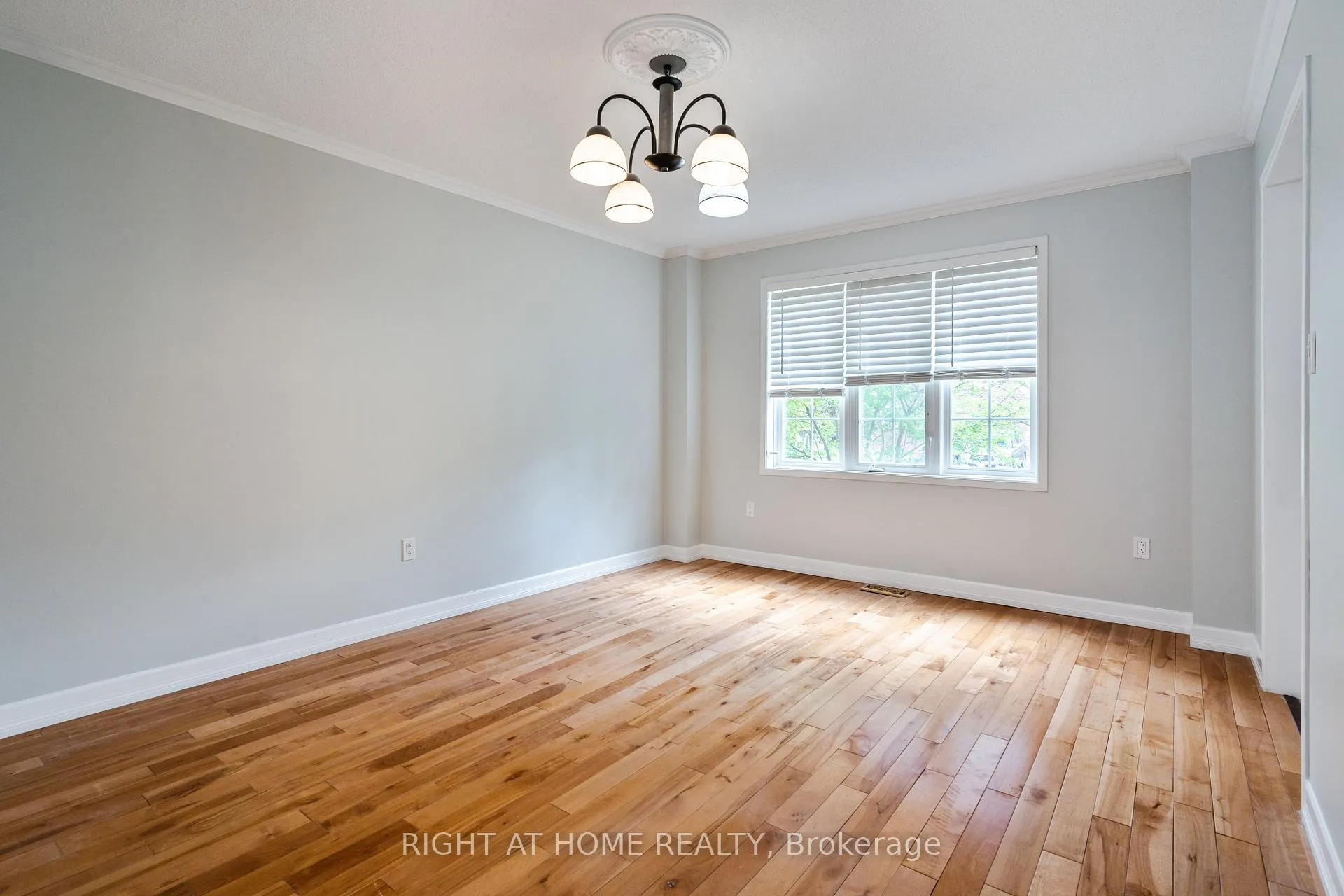 Photo 18 of 4 Prince Edward Place, Barrie, Innis-Shore — HOMEH