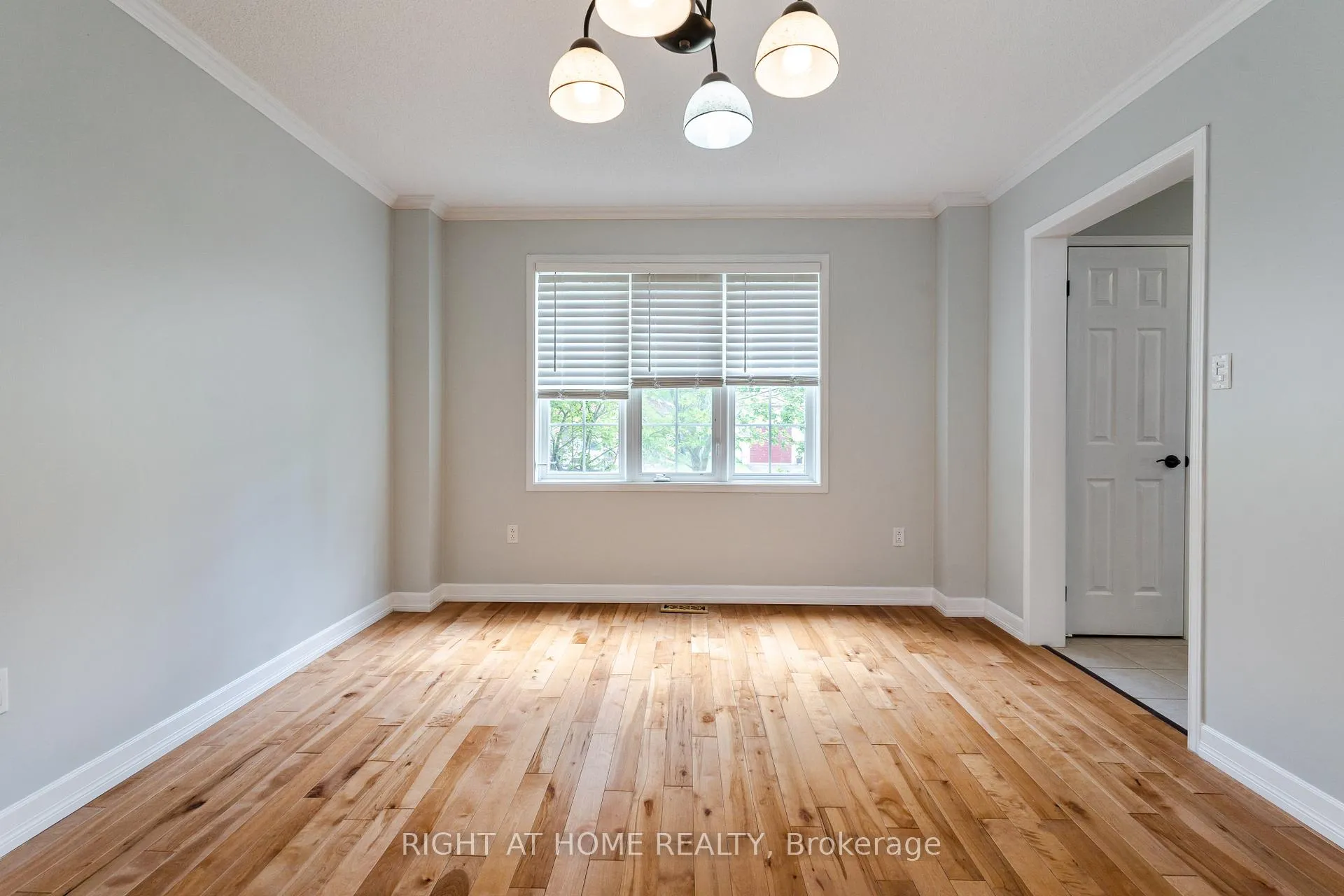 Photo 19 of 4 Prince Edward Place, Barrie, Innis-Shore — HOMEH
