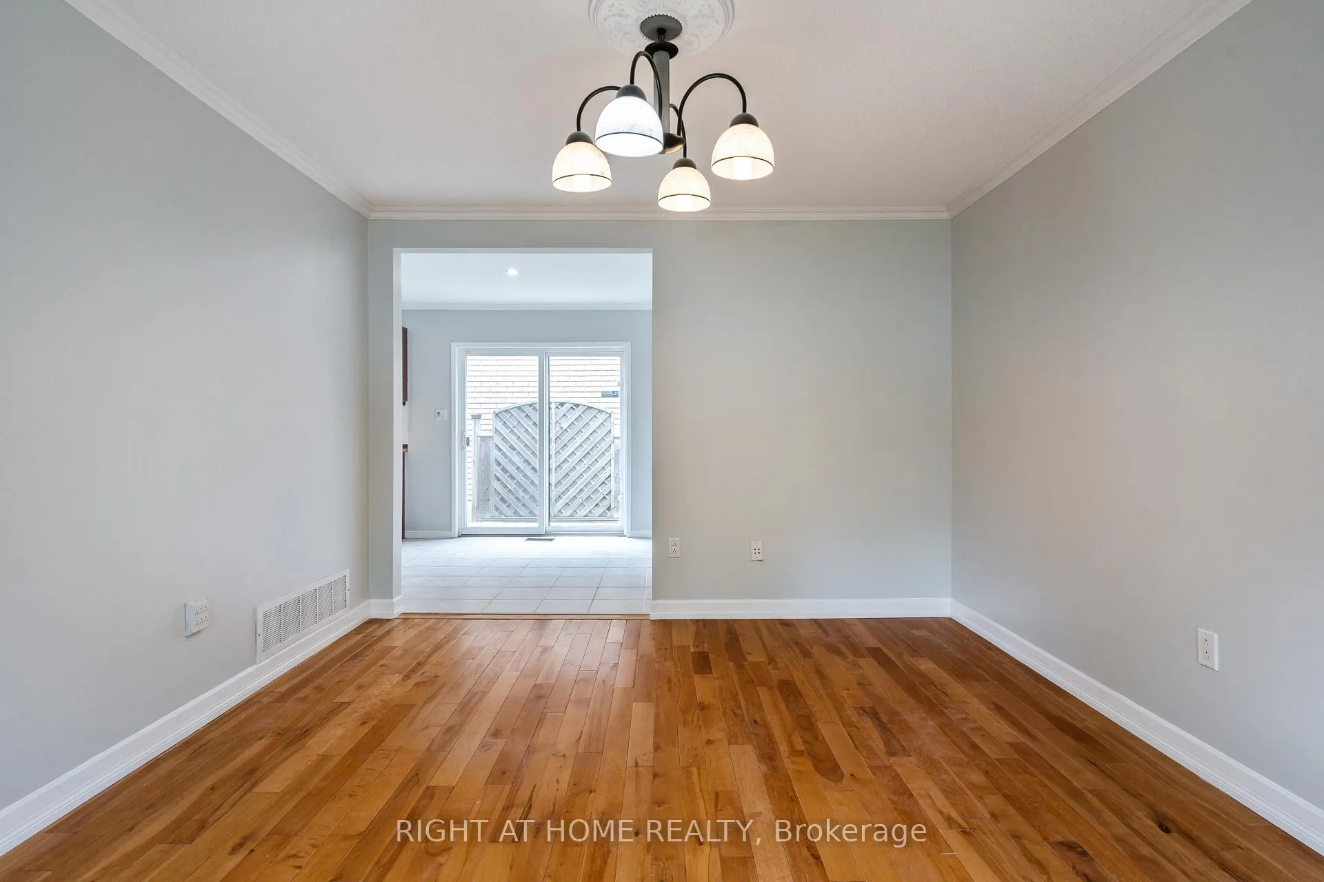 Photo 20 of 4 Prince Edward Place, Barrie, Innis-Shore — HOMEH