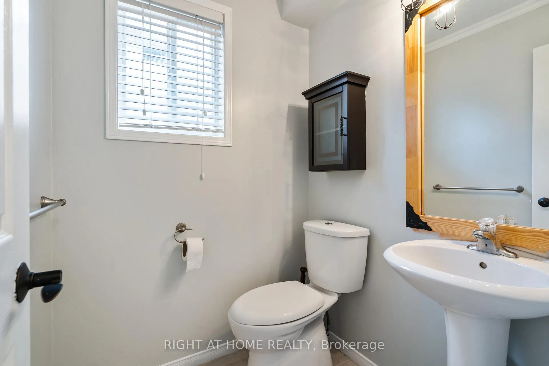 Photo 21 of 4 Prince Edward Place, Barrie, Innis-Shore — HOMEH