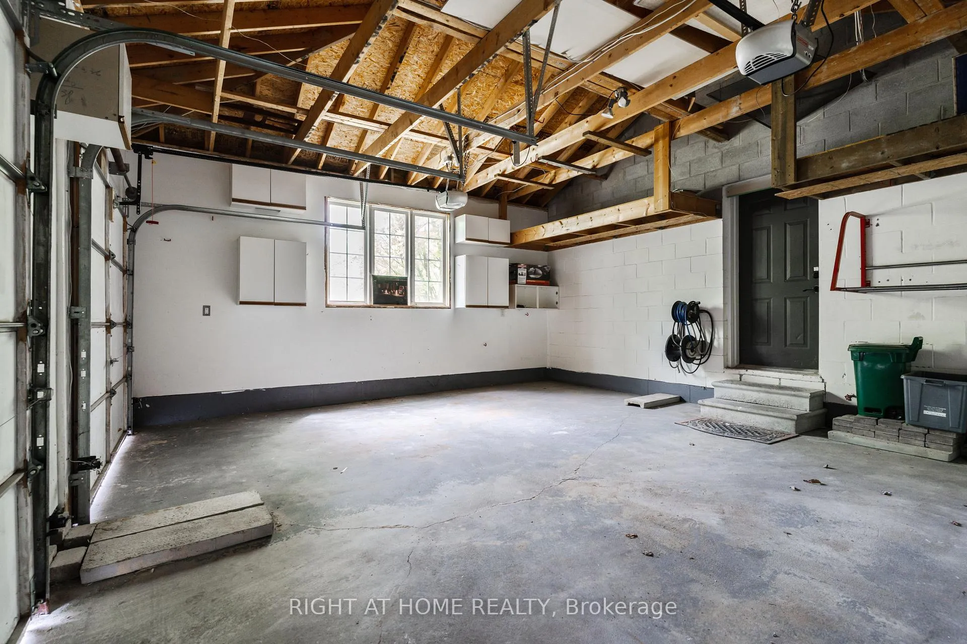Photo 23 of 4 Prince Edward Place, Barrie, Innis-Shore — HOMEH