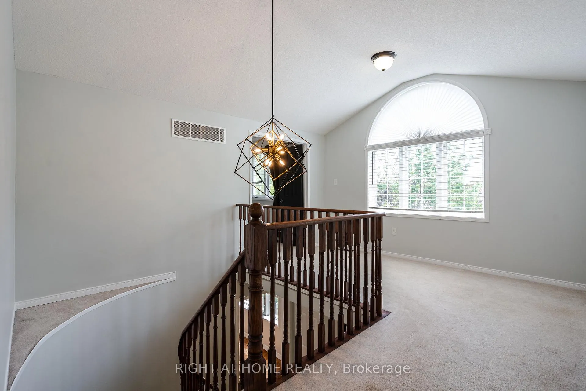 Photo 24 of 4 Prince Edward Place, Barrie, Innis-Shore — HOMEH